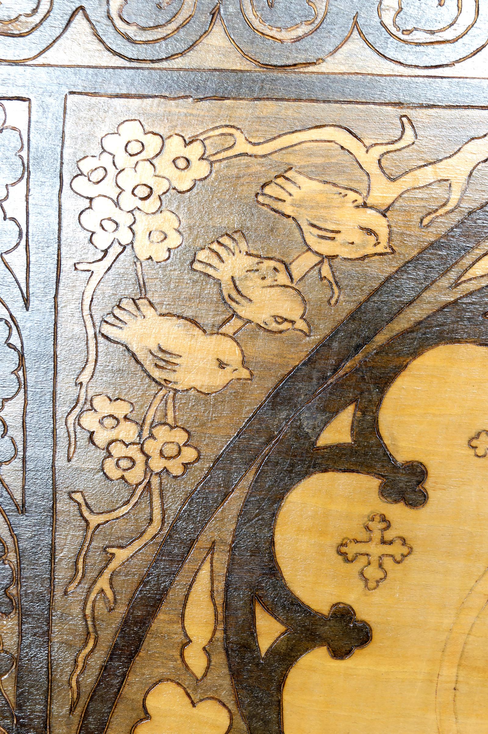 Tafel / Pyrographie, Der heilige Franziskus spricht zu den Vögeln, Gotik Jugendstil 1900er Jahre im Angebot 4