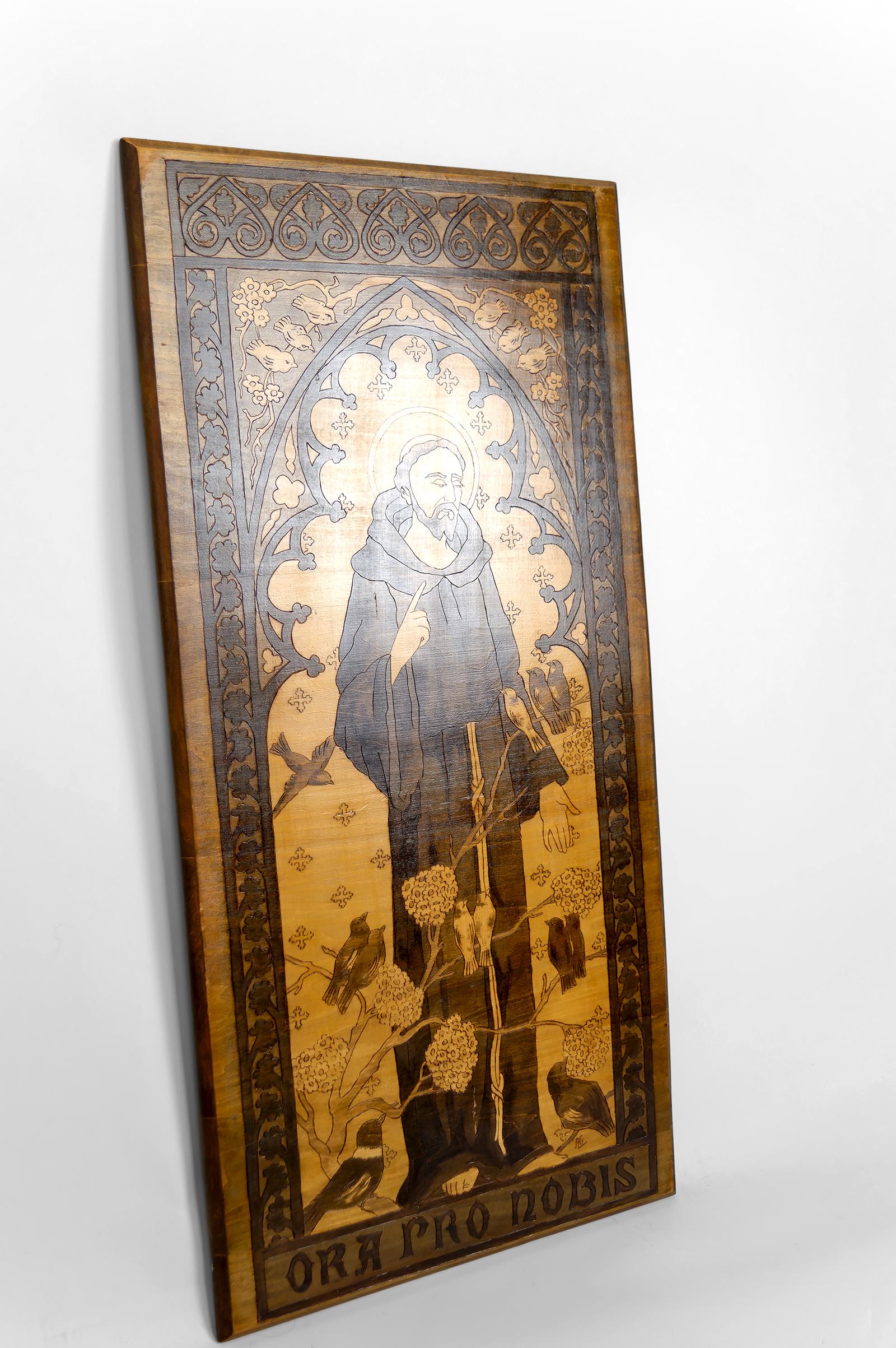 Tafel / Pyrographie, Der heilige Franziskus spricht zu den Vögeln, Gotik Jugendstil 1900er Jahre (Französisch) im Angebot