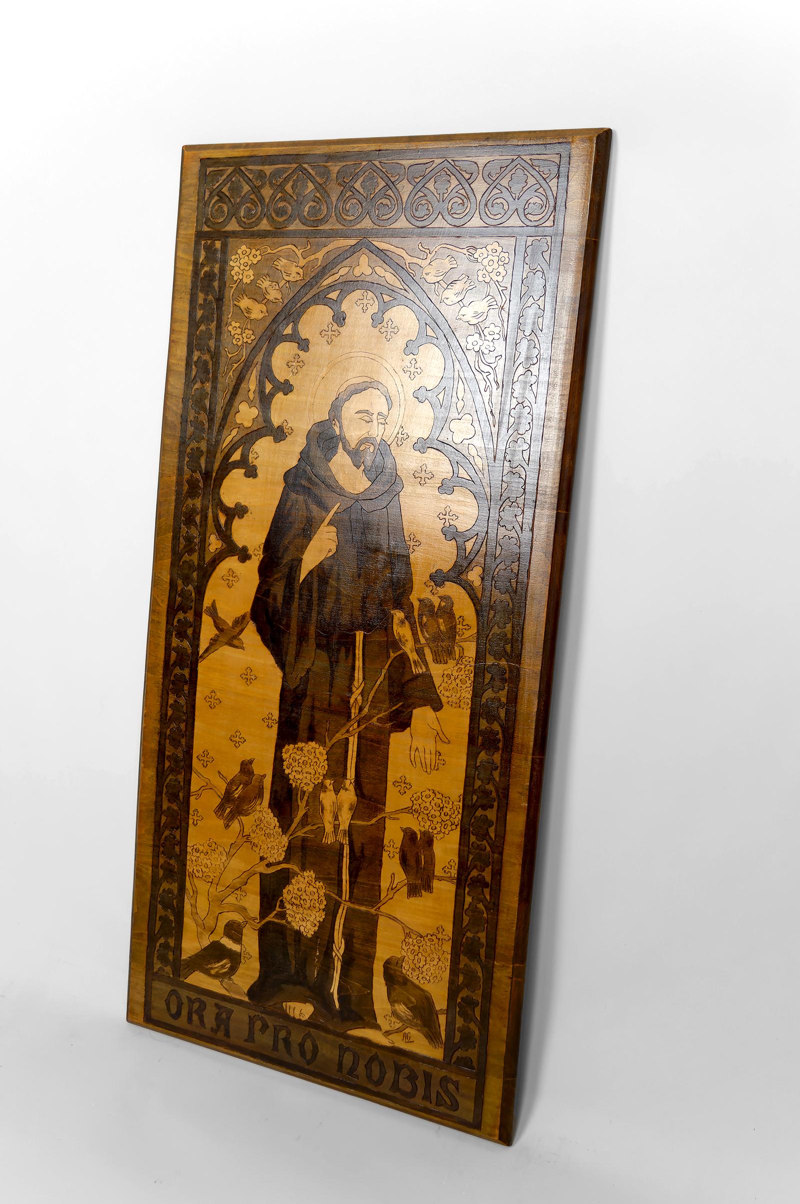 Tafel / Pyrographie, Der heilige Franziskus spricht zu den Vögeln, Gotik Jugendstil 1900er Jahre (Handgeschnitzt) im Angebot