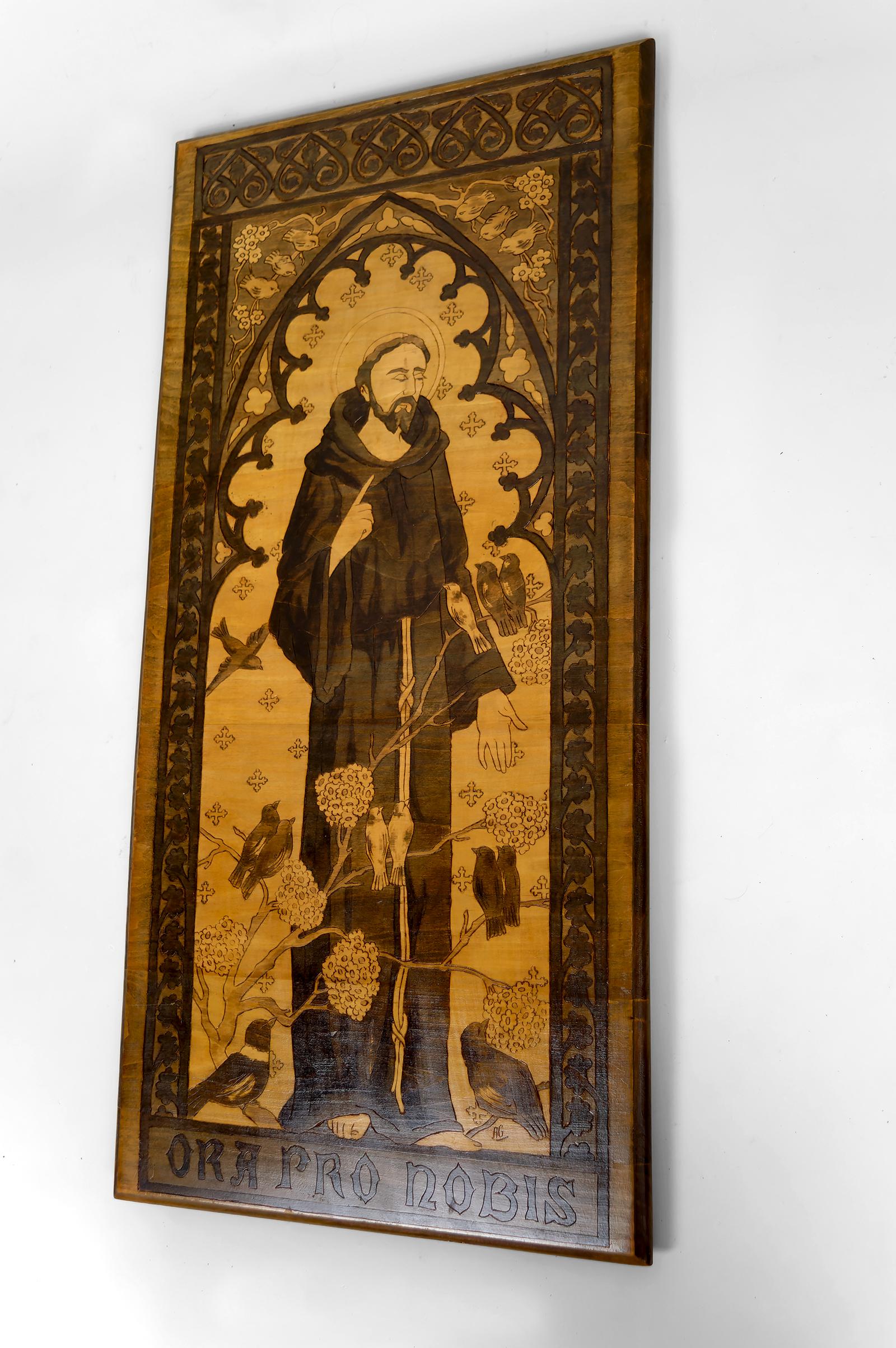 Tafel / Pyrographie, Der heilige Franziskus spricht zu den Vögeln, Gotik Jugendstil 1900er Jahre im Zustand „Gut“ im Angebot in VÉZELAY, FR