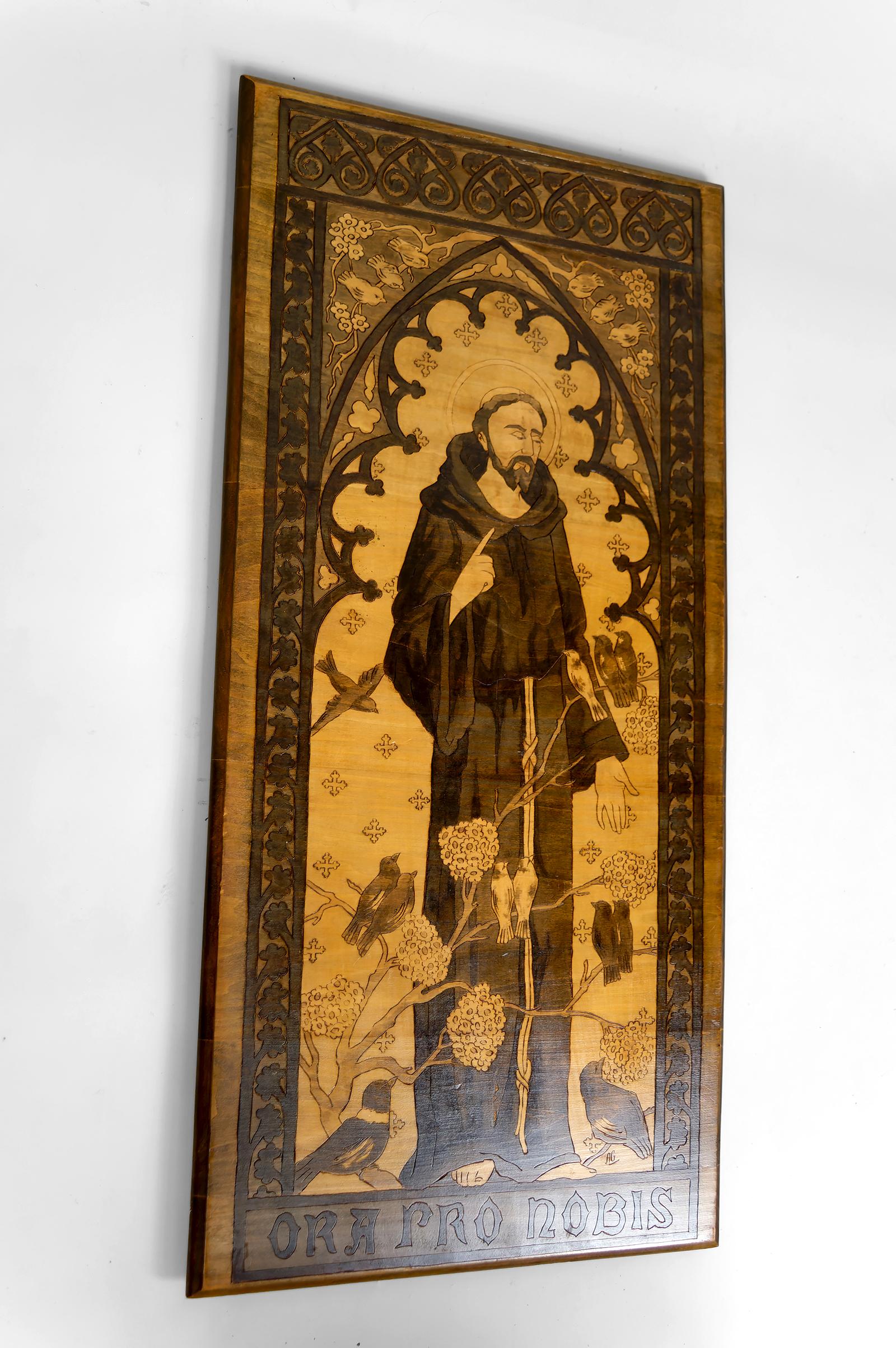 Tafel / Pyrographie, Der heilige Franziskus spricht zu den Vögeln, Gotik Jugendstil 1900er Jahre (Frühes 20. Jahrhundert) im Angebot