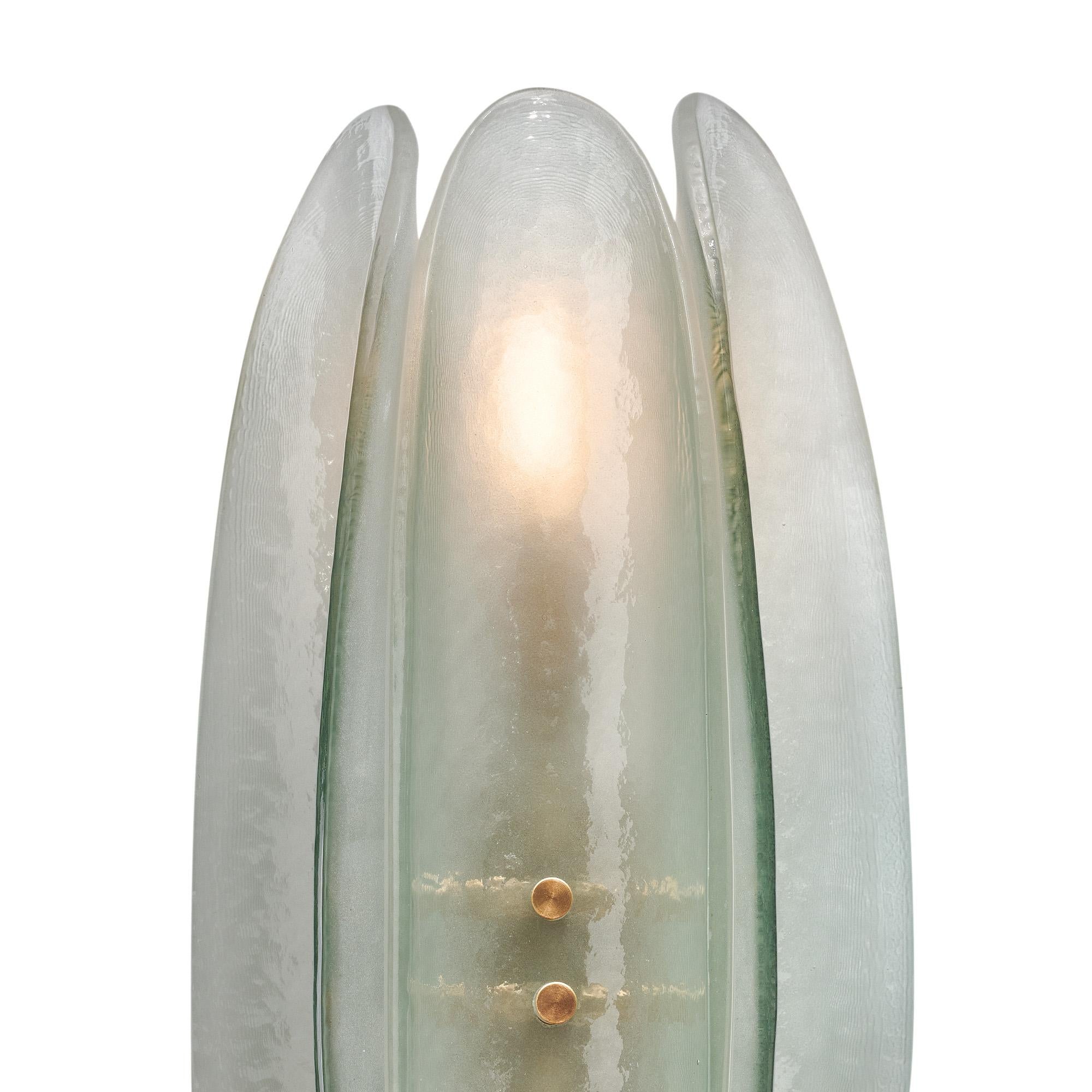 Ein Paar Murano-Glas-Leuchter, jeder mit drei geschwungenen Tafeln aus mundgeblasenem Aquaglas auf einem Messingrahmen gefertigt. Wir lieben den modernen Stil und die handgefertigte Qualität dieser Wandleuchten. Sie wurden neu verkabelt, um den