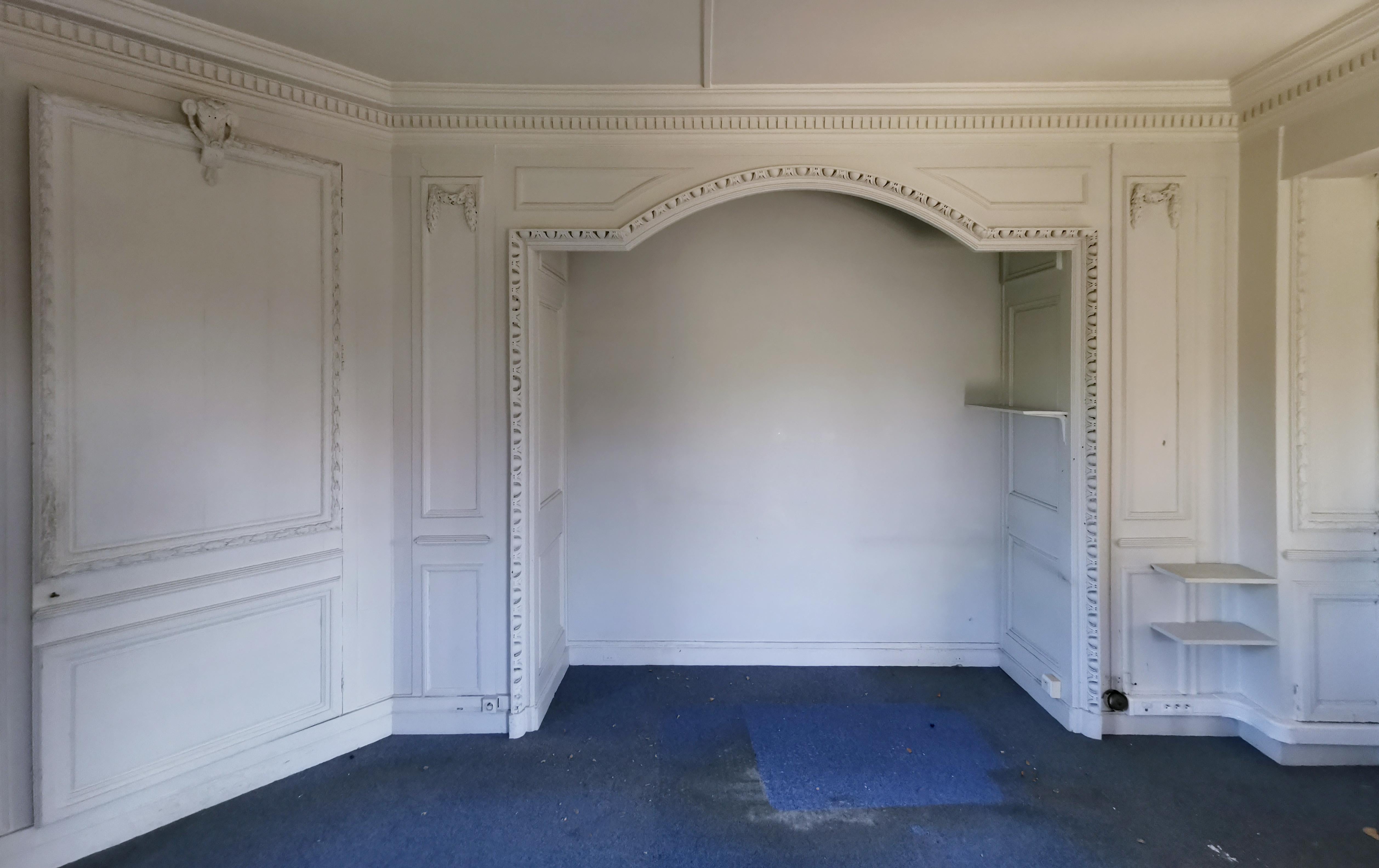 Ein getäfeltes Zimmer mit neoklassizistischem Dekor, Louis XVI.-Periode im Angebot 9