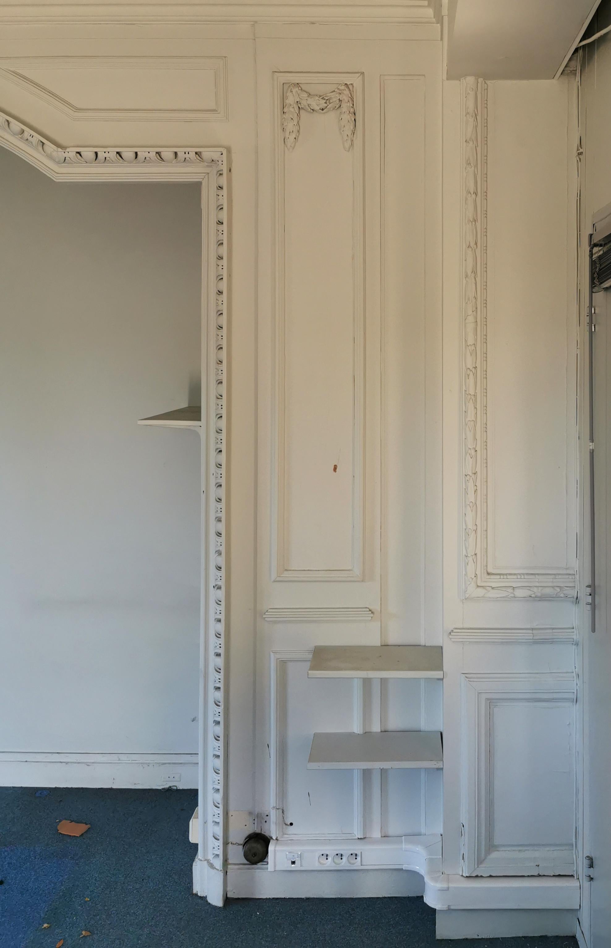 Ein getäfeltes Zimmer mit neoklassizistischem Dekor, Louis XVI.-Periode im Angebot 11