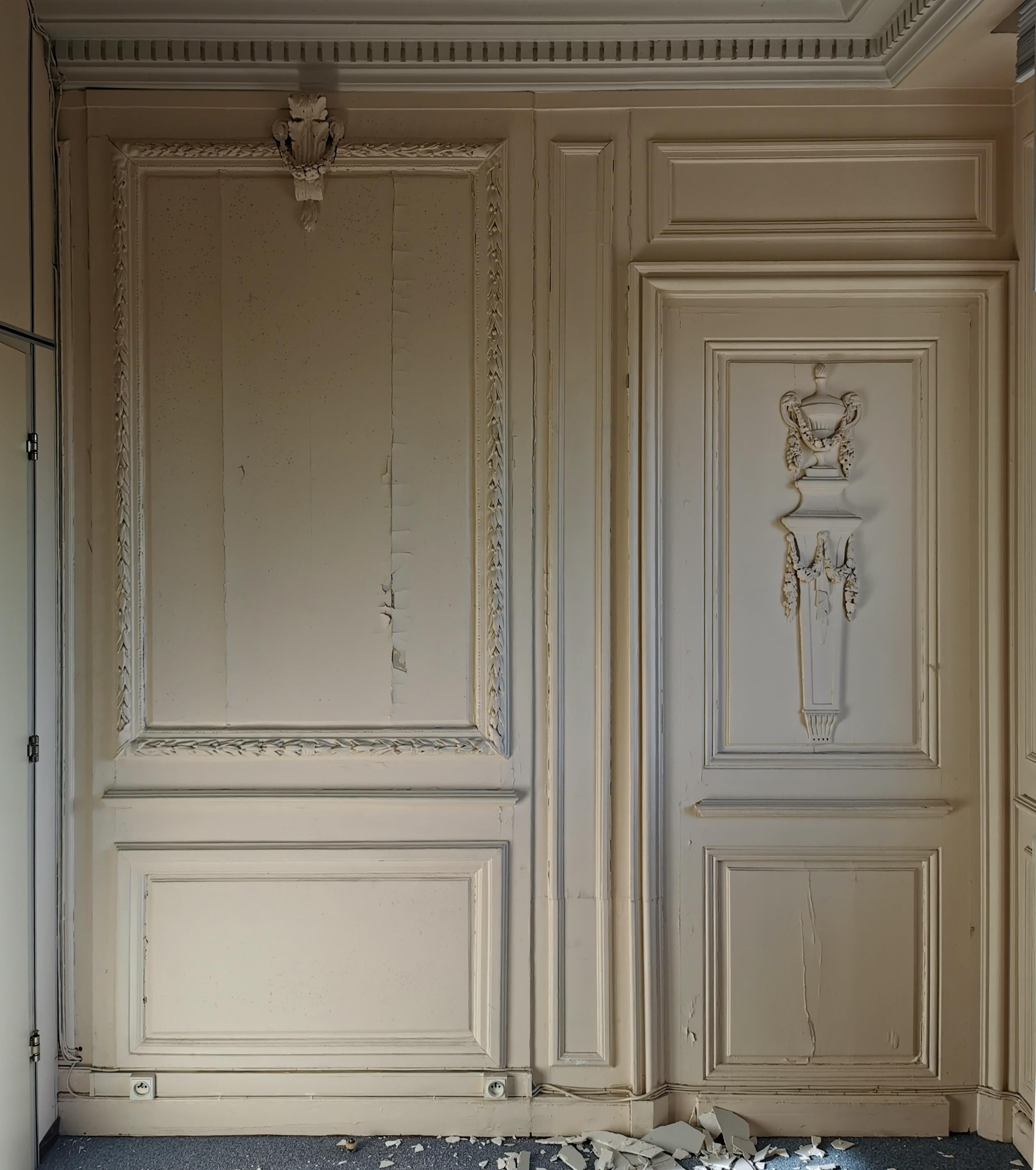 This beautiful paneled room is composed of elements from the Louis XVI period on a pine tree structure, some elements have been put on more recent frame from the 20th century beginning.
It shows a white painted paneled decor framed by olive tree