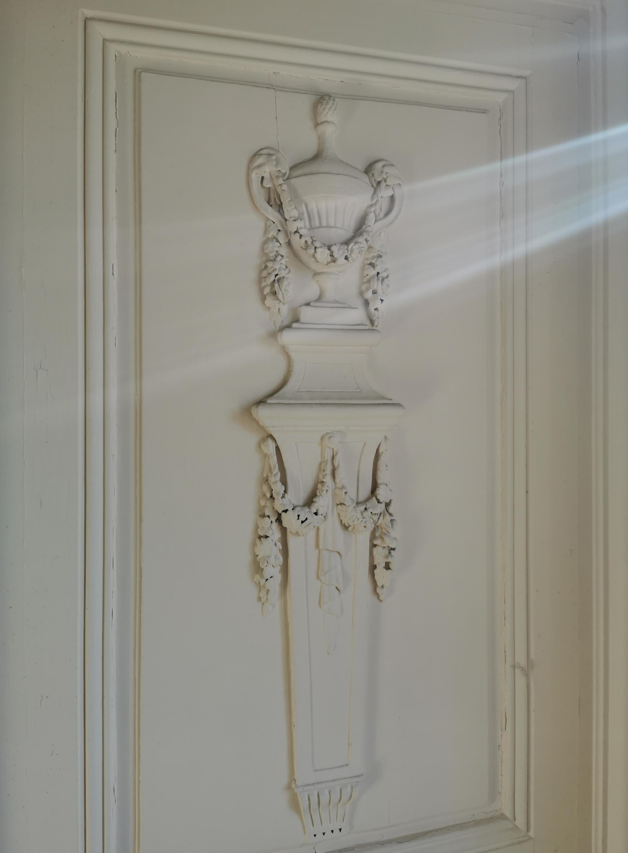 Ein getäfeltes Zimmer mit neoklassizistischem Dekor, Louis XVI.-Periode (Französisch) im Angebot