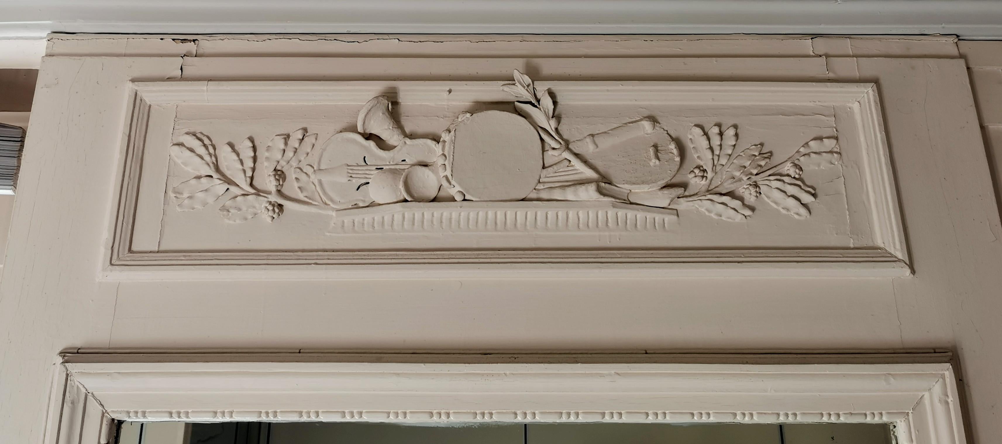 Ein getäfeltes Zimmer mit neoklassizistischem Dekor, Louis XVI.-Periode im Zustand „Gut“ im Angebot in SAINT-OUEN-SUR-SEINE, FR