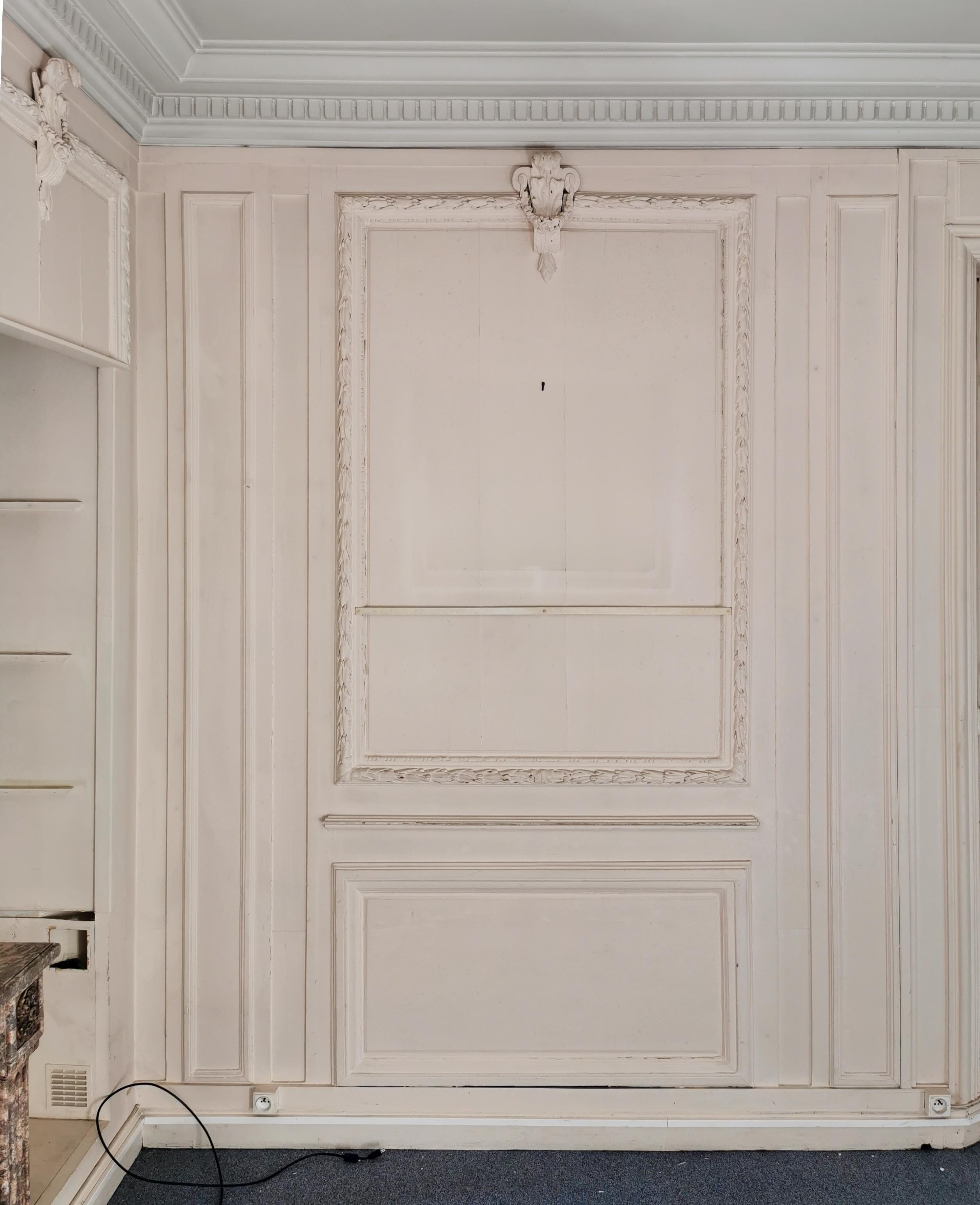 Ein getäfeltes Zimmer mit neoklassizistischem Dekor, Louis XVI.-Periode (20. Jahrhundert) im Angebot