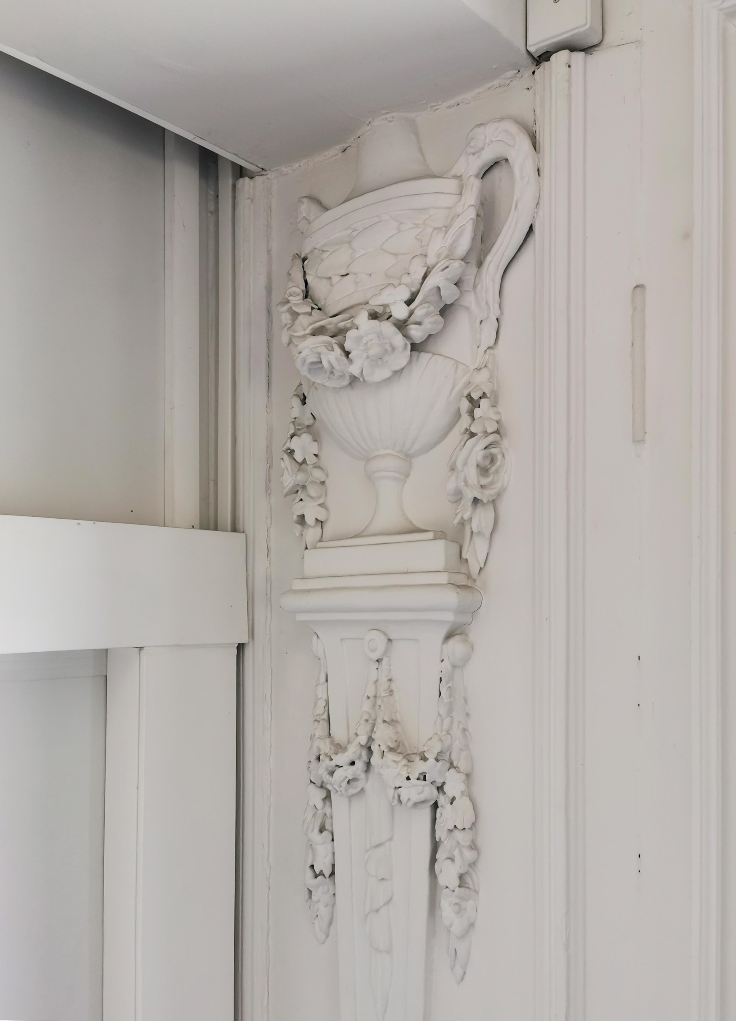 Ein getäfeltes Zimmer mit neoklassizistischem Dekor, Louis XVI.-Periode im Angebot 1