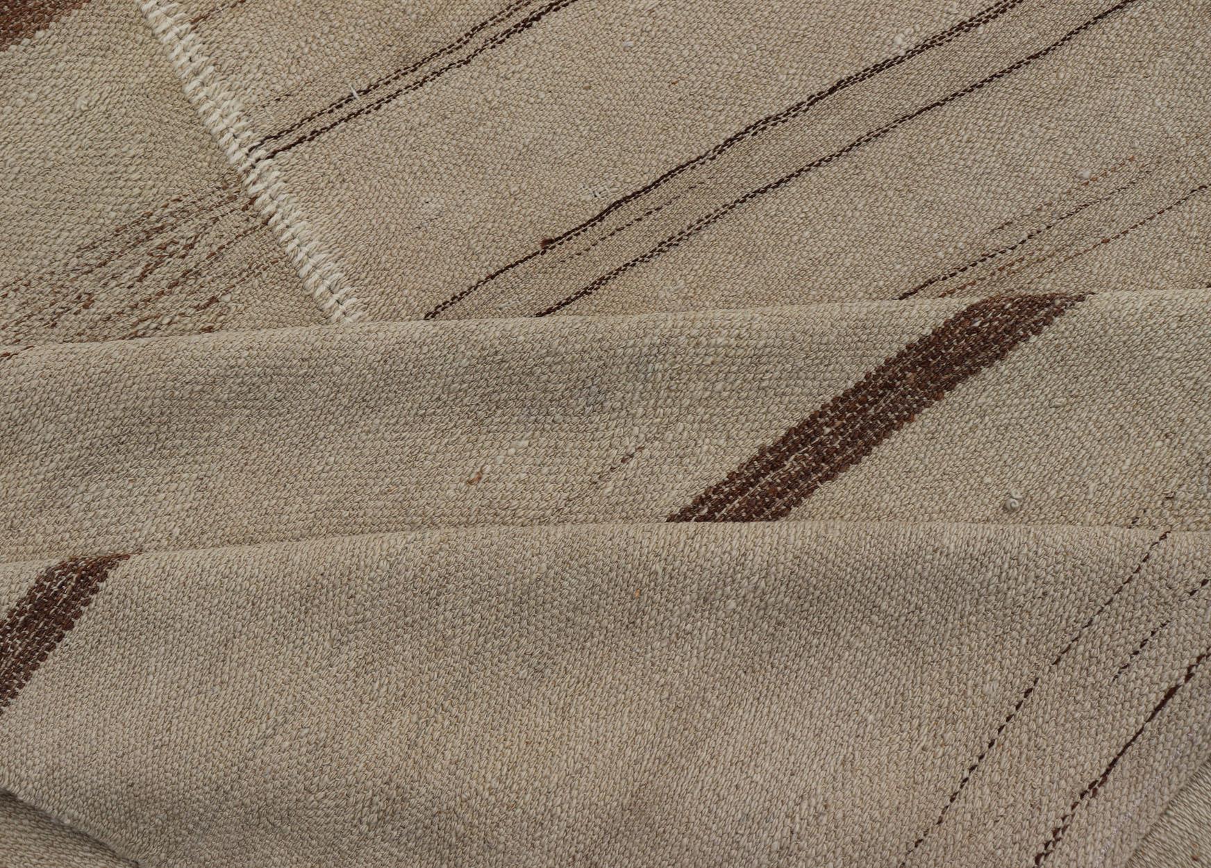Getäfeltes türkisches Flachgewebe im Vintage-Stil in neutralen Creme- und Brauntönen 8'8 x 11'8 (Kelim) im Angebot