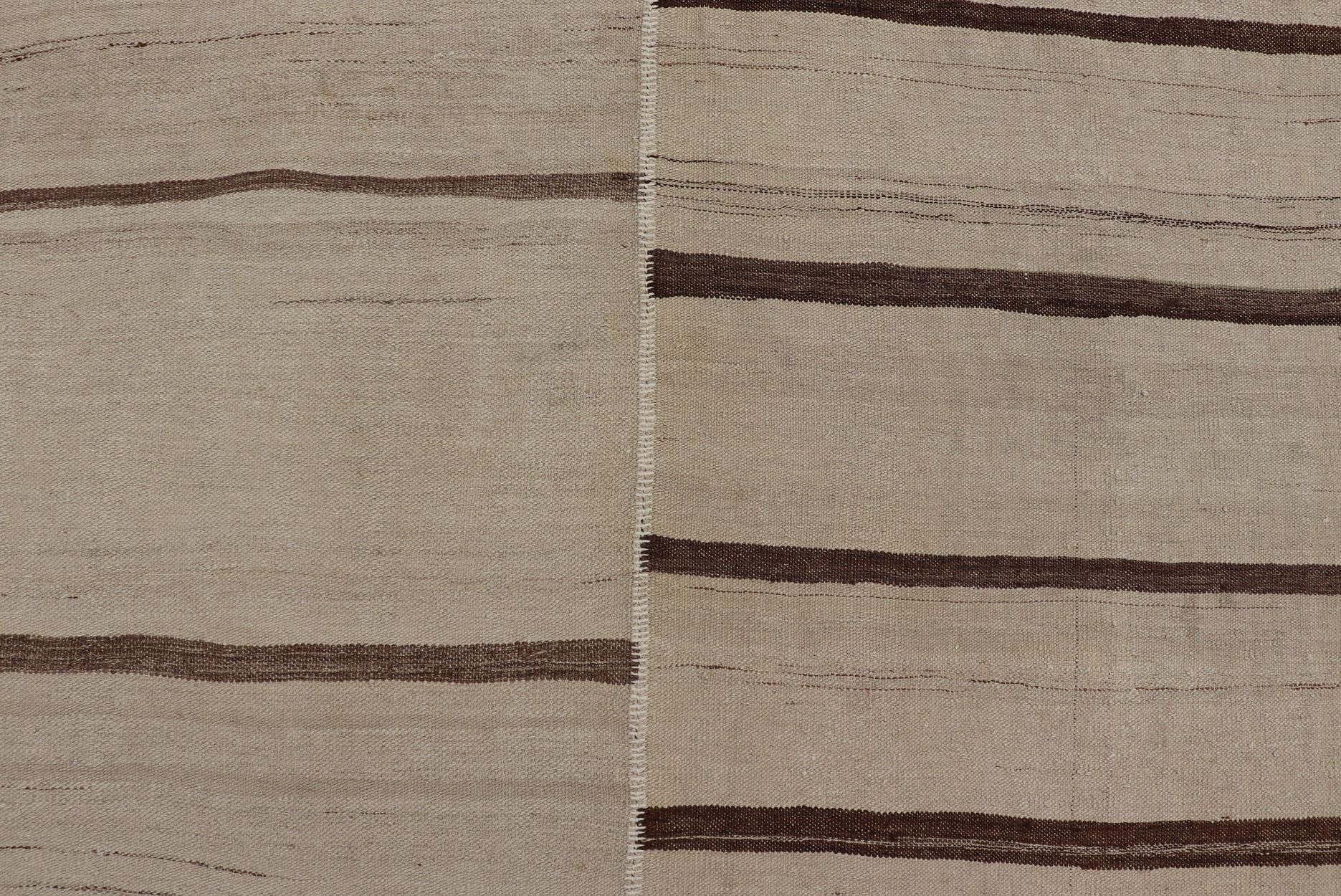 Getäfeltes türkisches Flachgewebe im Vintage-Stil in neutralen Creme- und Brauntönen 8'8 x 11'8 (Wolle) im Angebot