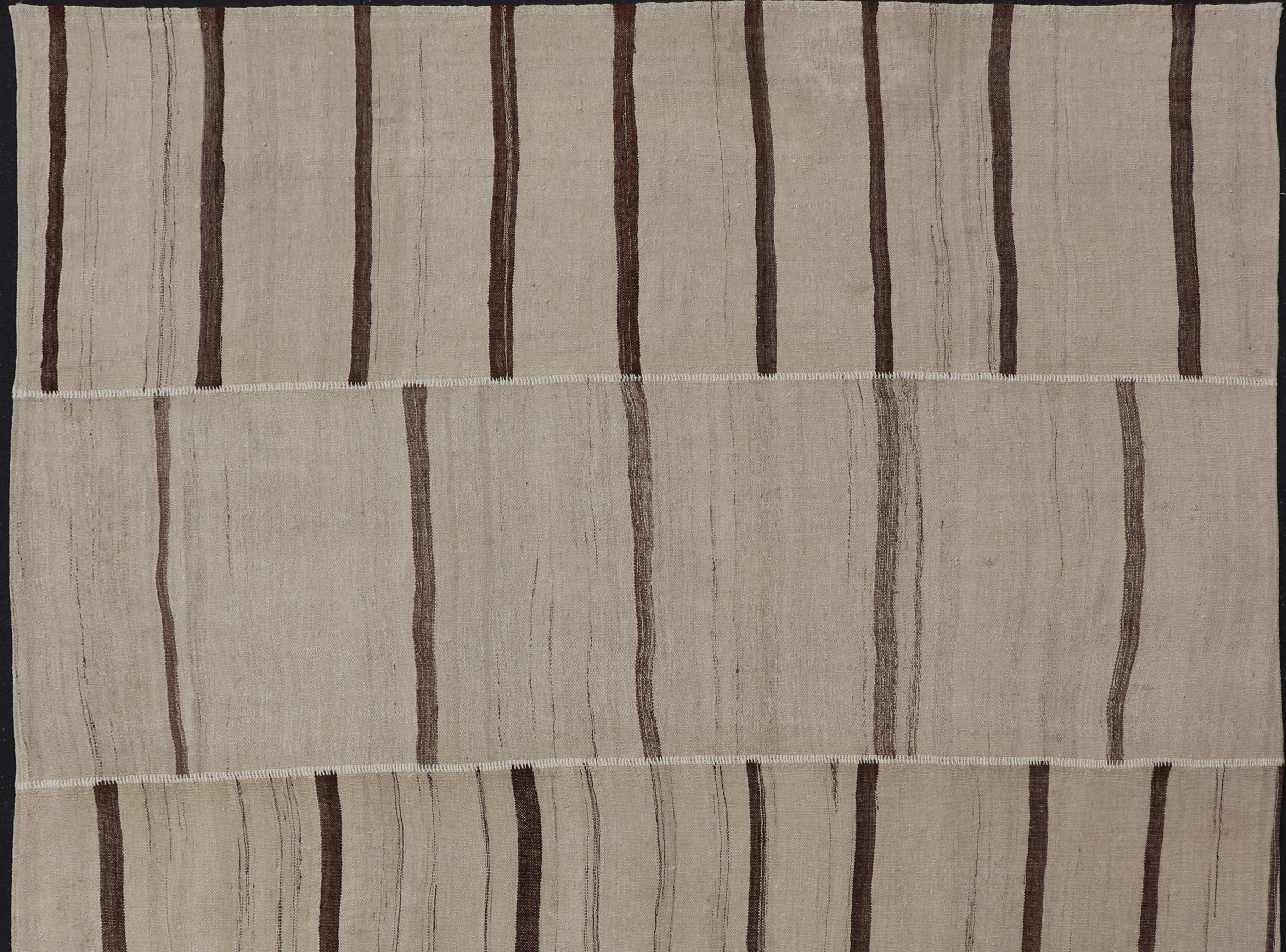 Getäfeltes türkisches Flachgewebe im Vintage-Stil in neutralen Creme- und Brauntönen 8'8 x 11'8 im Angebot 1