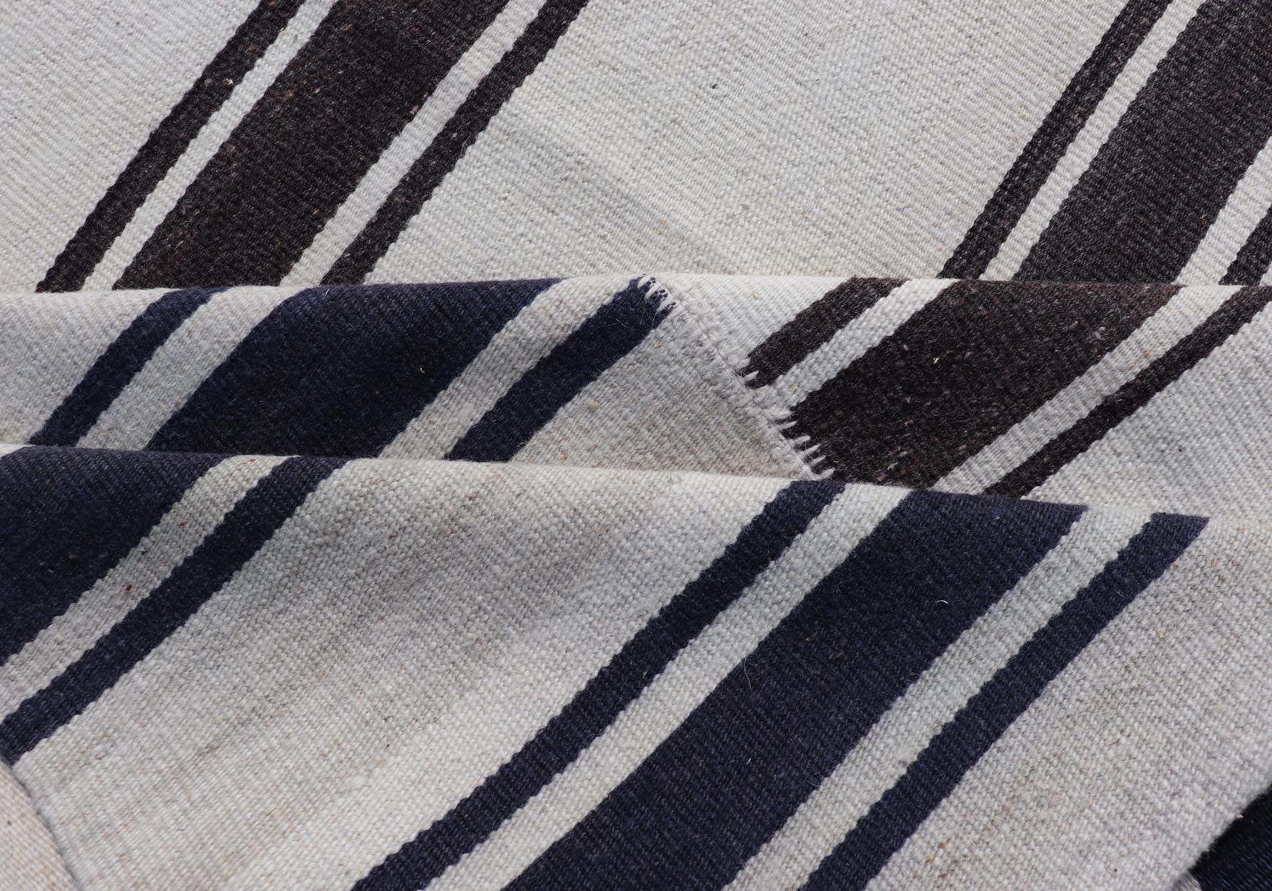 Kilim de rayas turcas vintage con paneles en blanco roto, negro,  Marrón y azul oscuro Lana en venta