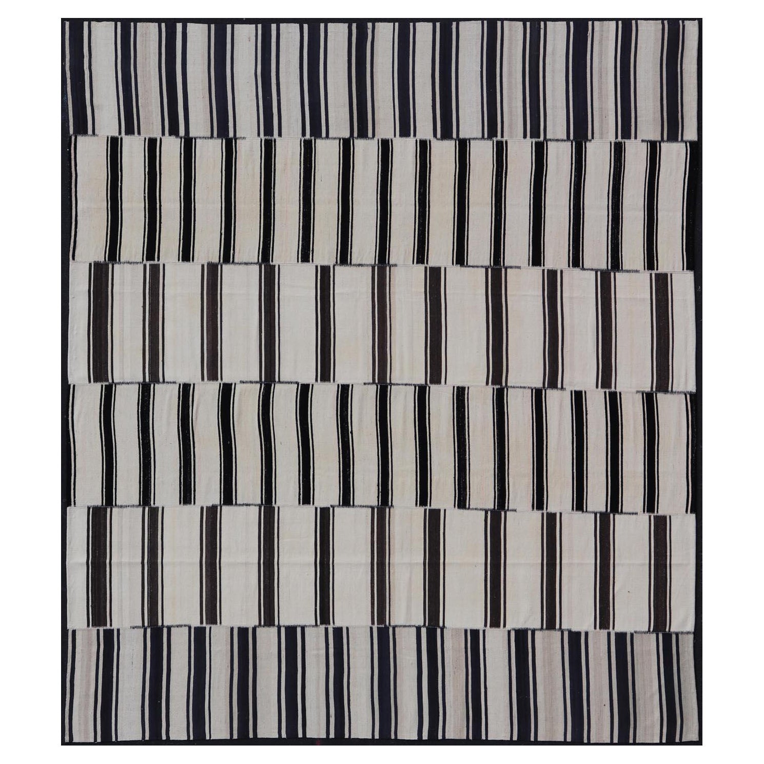 Kilim turco vintage a righe con pannelli in bianco e nero,  Marrone e blu scuro in vendita
