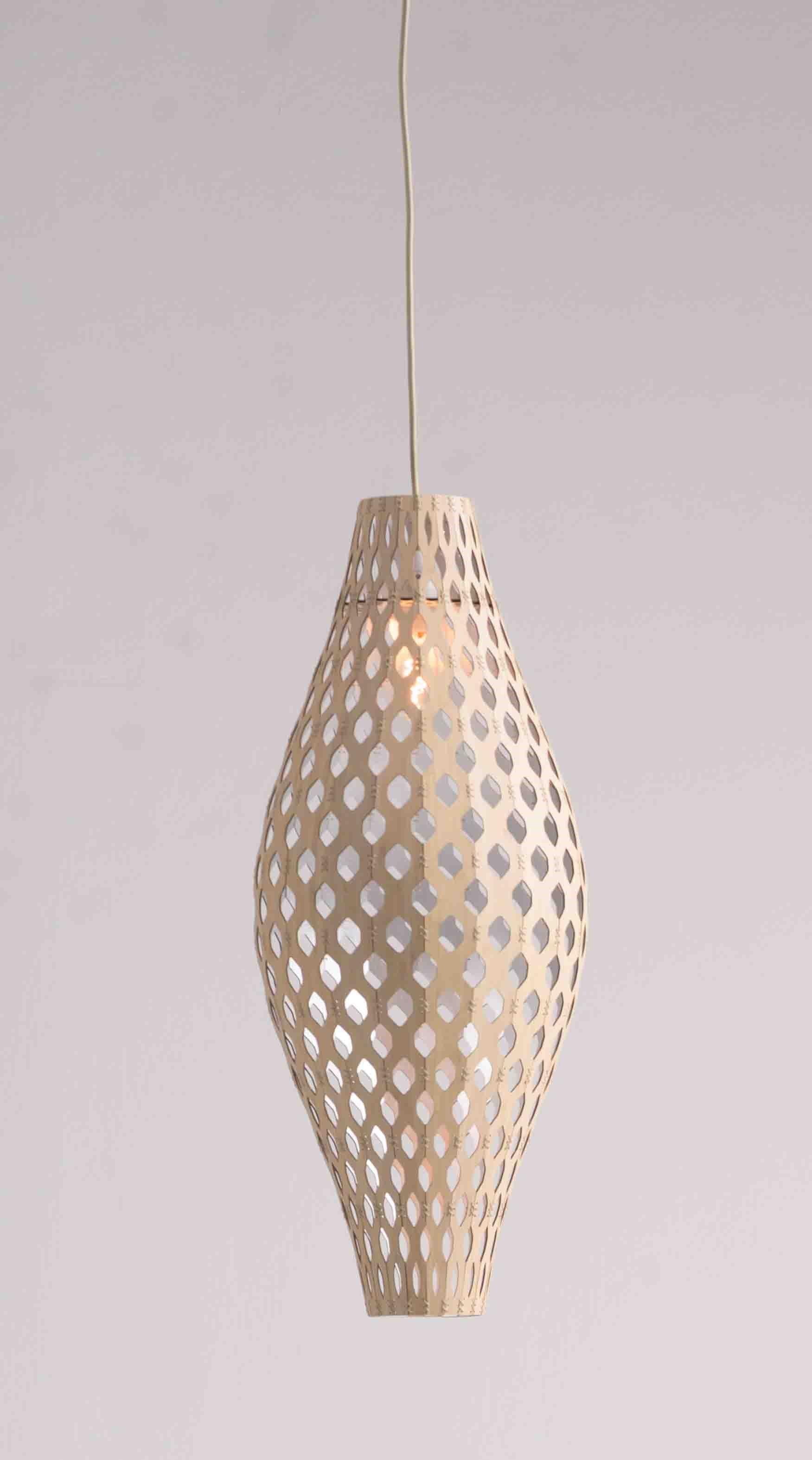 Panelitos Batz ist eine atemberaubende Leuchte, die einen Hauch von natürlicher Gelassenheit in jeden Raum bringt. Diese aus nachhaltigem Bambus gefertigte Deckenleuchte strahlt Wärme, Eleganz und umweltbewussten Stil aus und verwandelt Ihren Raum