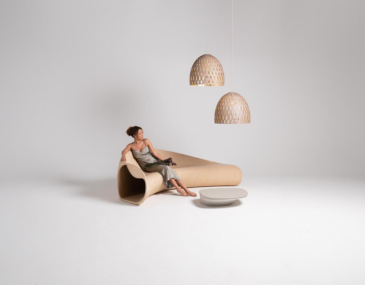 La lampada Panelitos CAP Medium in bambù è un pezzo di illuminazione di ottima fattura che unisce sostenibilità e design moderno. Il paralume della lampada è realizzato con strisce di bambù finemente intrecciate, creando un motivo intricato che