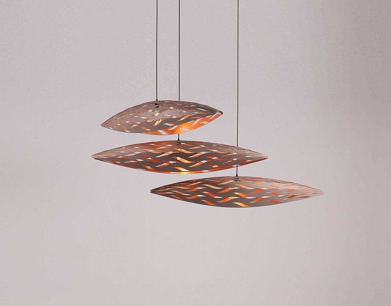 Ein atemberaubendes Stück Handwerkskunst, inspiriert von der natürlichen Eleganz des Bambus. Diese einzigartige Lampe besteht aus kunstvoll geflochtenen Bambusstreifen, die ein wunderschönes, organisches Muster ergeben, das warmes, einladendes Licht