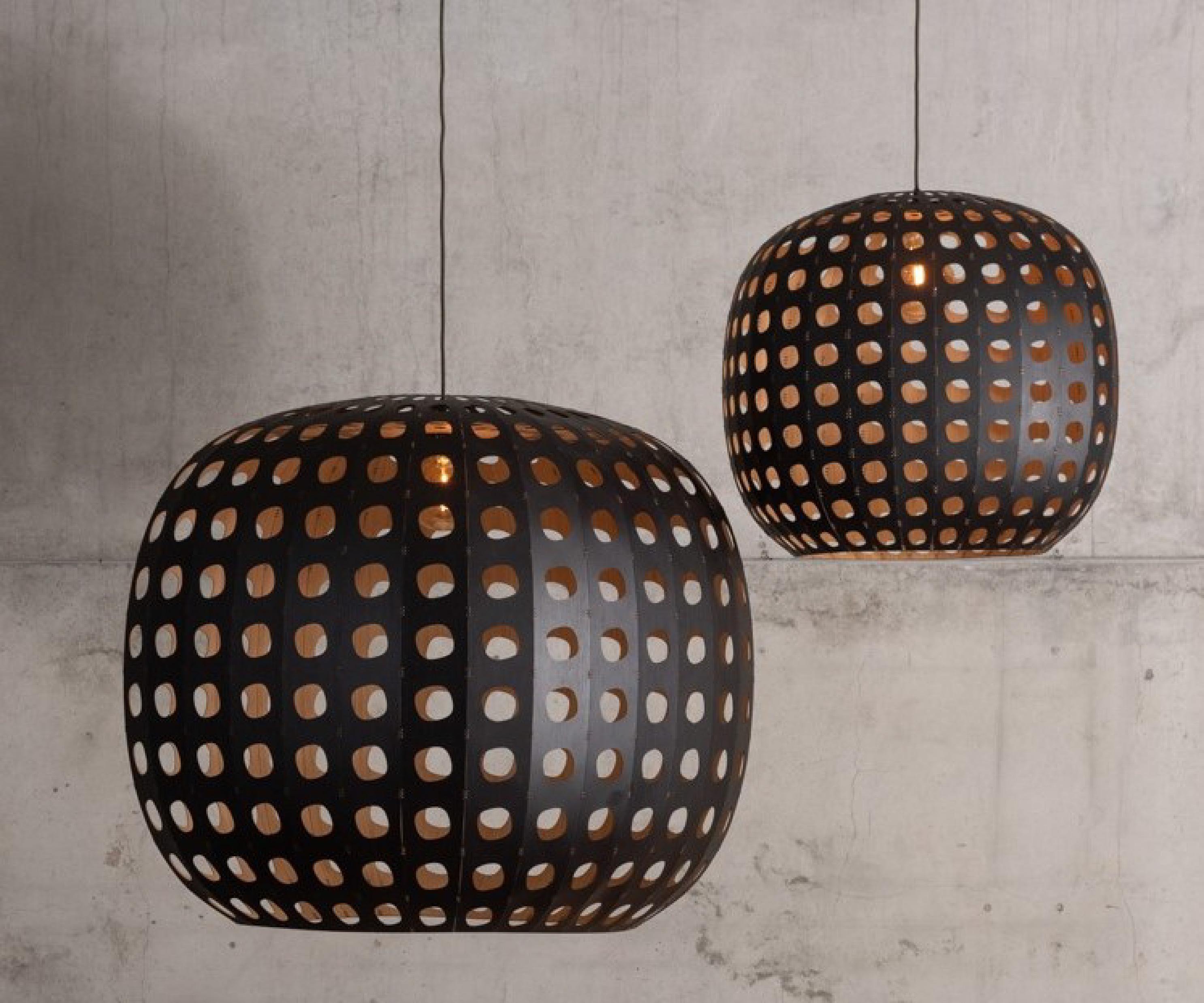 Questa caratteristica lampada a cubo è un pezzo finemente realizzato con 30 singoli panelitos - piccoli pannelli modulari - ognuno dei quali composto da un'impiallacciatura di bambù spessa 1,5 mm. La struttura della lampada bilancia la forza e la
