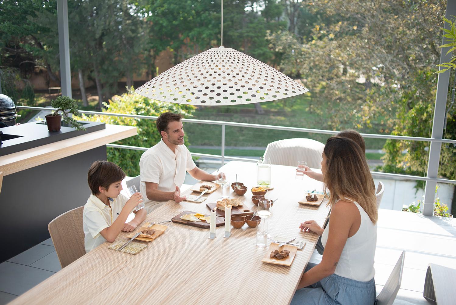 Guatemalteco Panelitos Hat Flat Lamp di Piegatto, una lampada scultorea contemporanea in vendita
