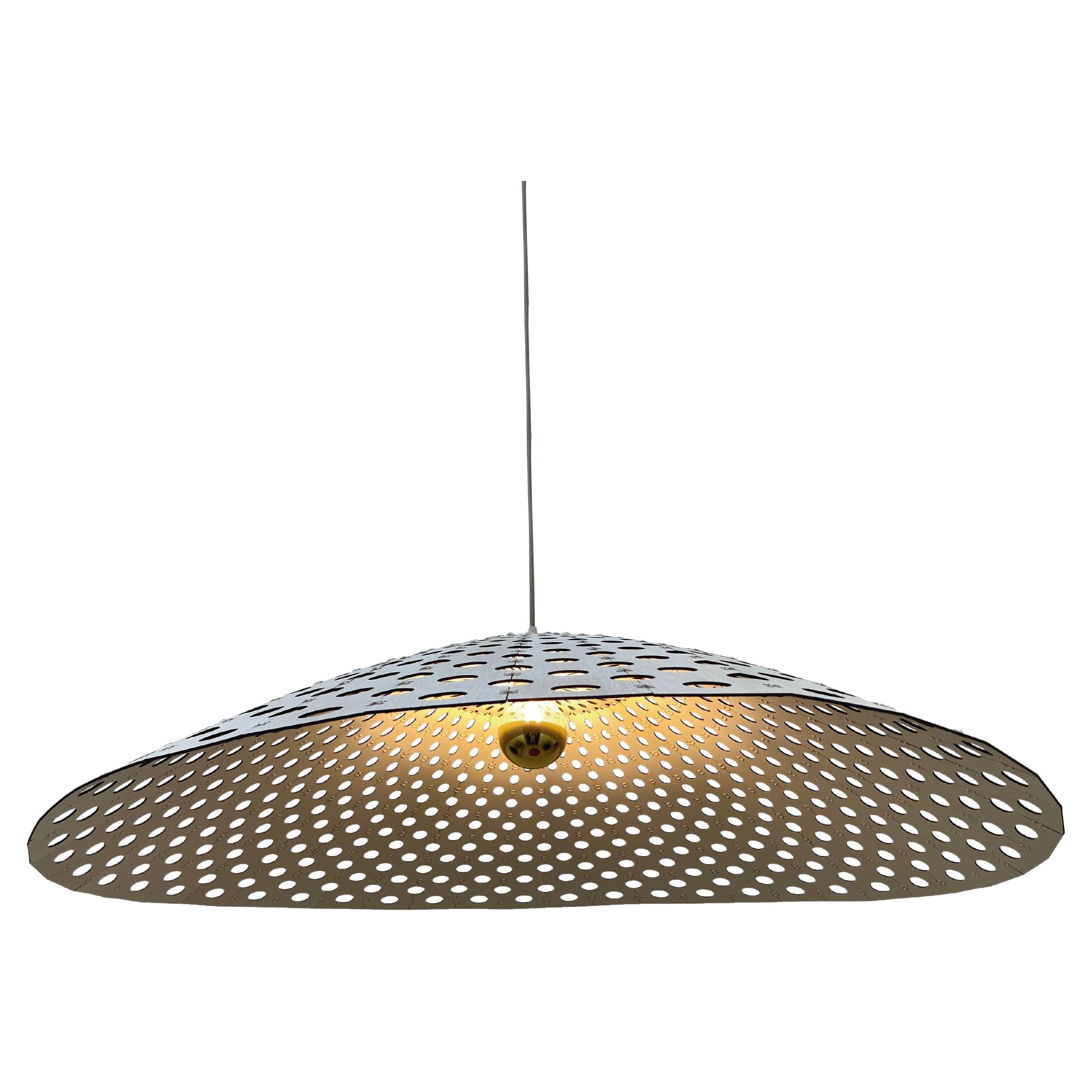Panelitos Hat Flat Lamp di Piegatto, una lampada scultorea contemporanea