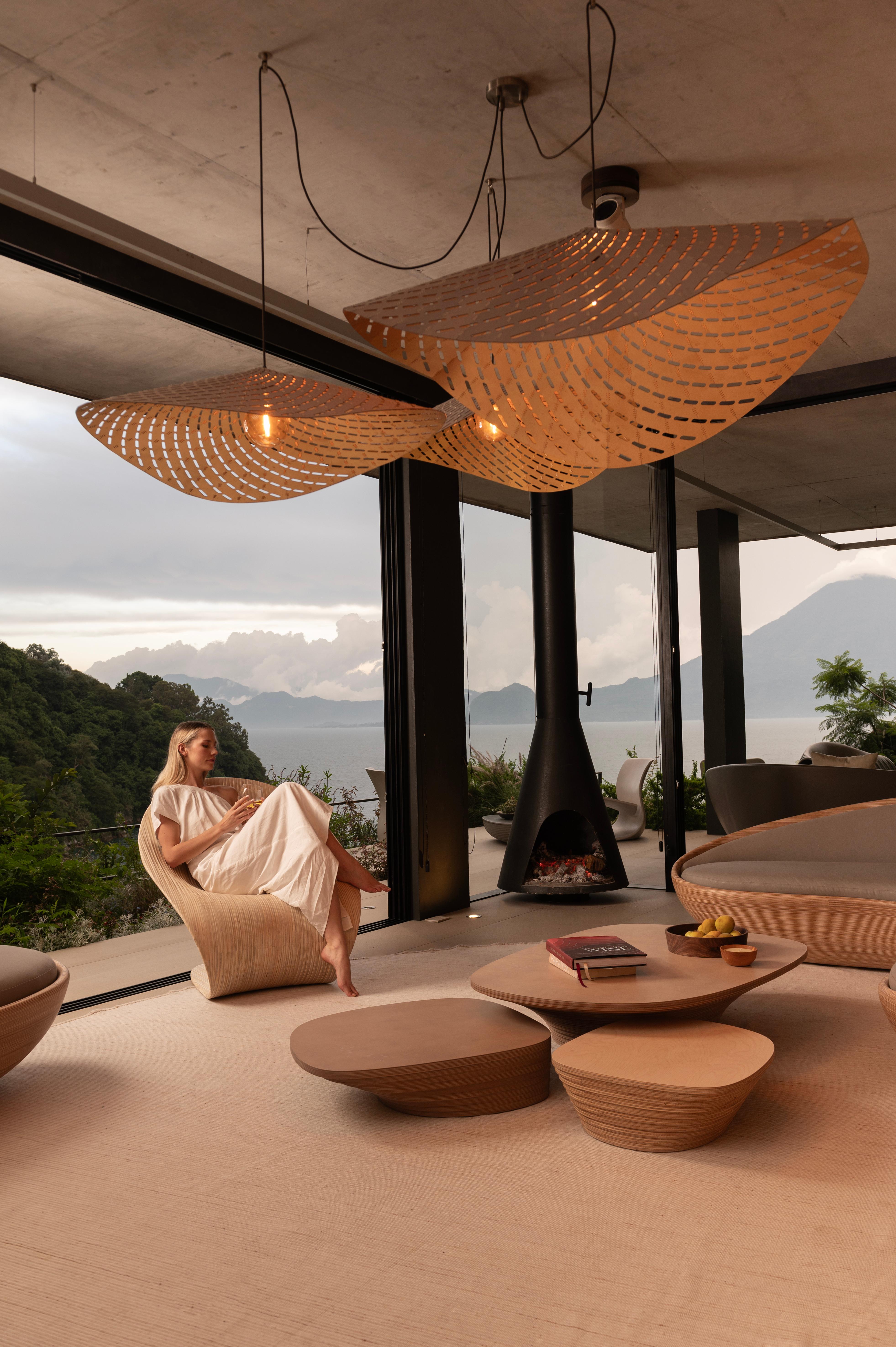 Guatemalteco Panelitos Hat Lamp di Piegatto, una lampada scultorea contemporanea in vendita