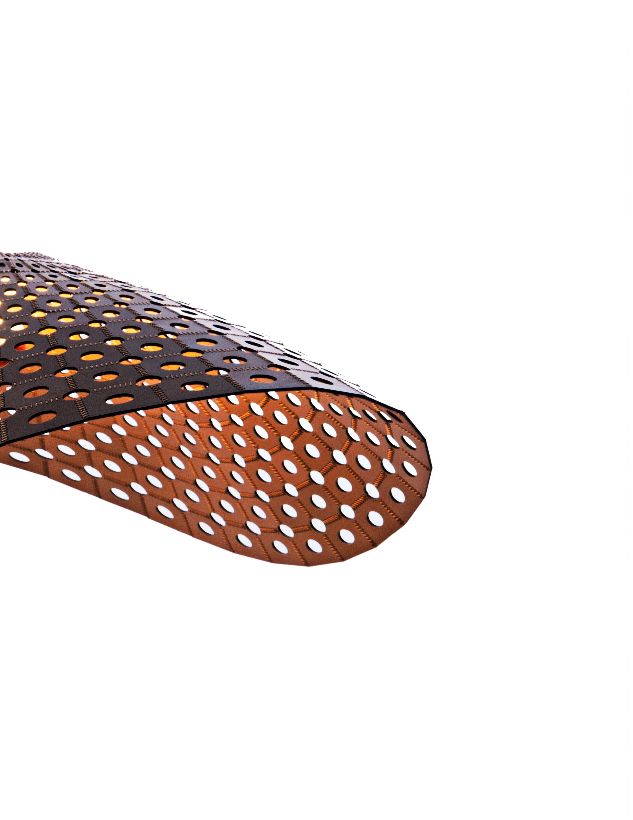 Un affascinante apparecchio di illuminazione ispirato all'eleganza senza tempo di un cappello classico. Realizzata in bambù sostenibile, questa lampada da soffitto combina la bellezza naturale con un design funzionale, aggiungendo un tocco di calore