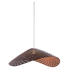 Panelitos Hat Lamp di Piegatto, una lampada scultorea contemporanea