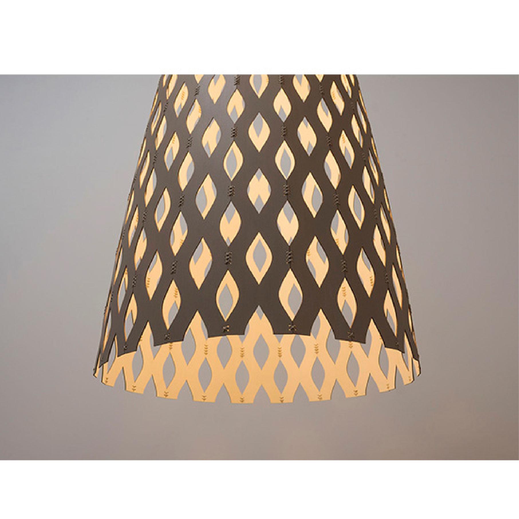 Questa elegante lampada da soffitto lunga e media è realizzata in bambù sostenibile e mette in risalto la bellezza naturale e il calore del materiale. Il suo design elegante è caratterizzato da una serie di doghe di bambù delicatamente curvate che