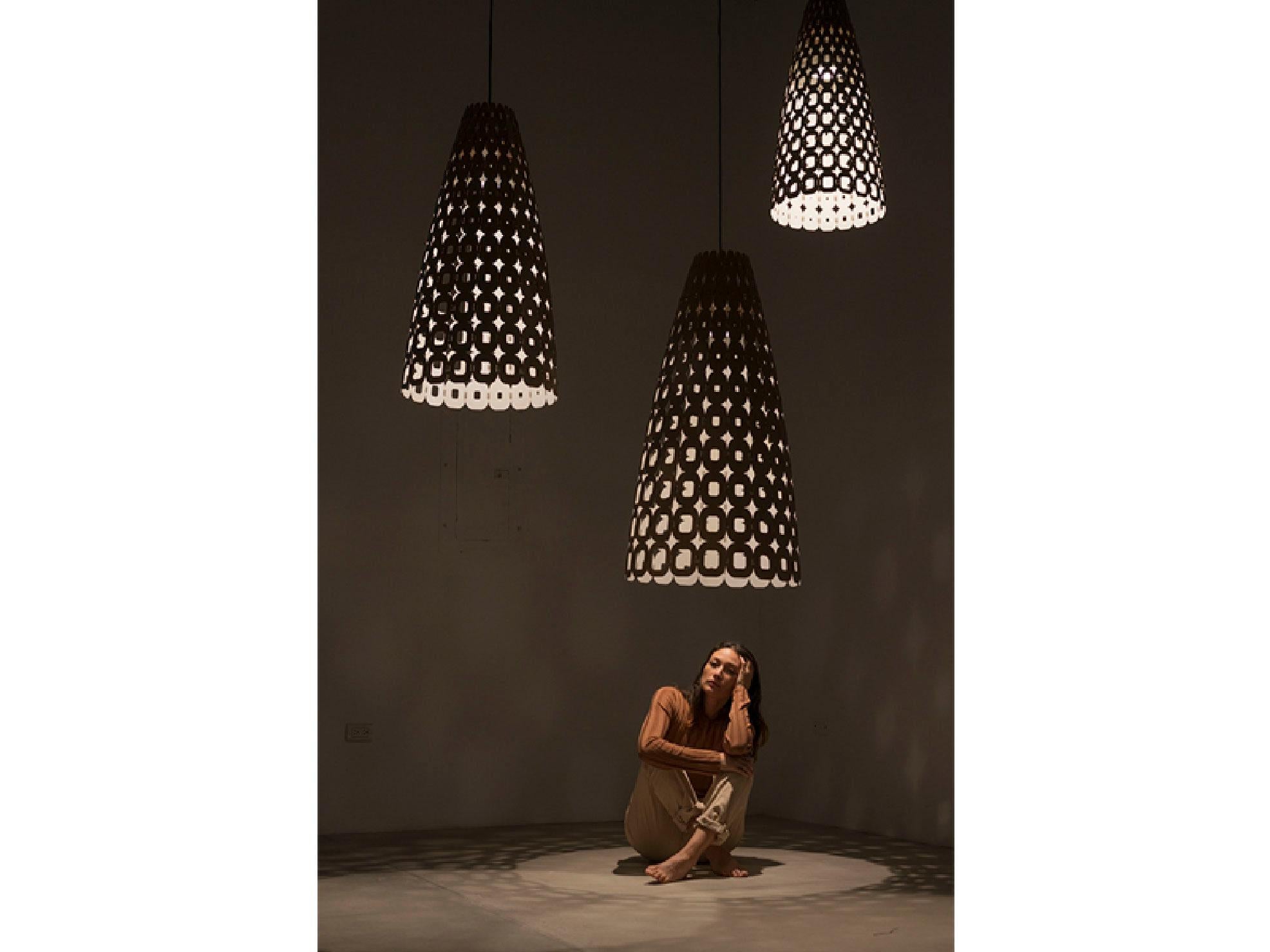 Guatemalteco Panelitos Long Medium di Piegatto, una lampada scultorea contemporanea in vendita