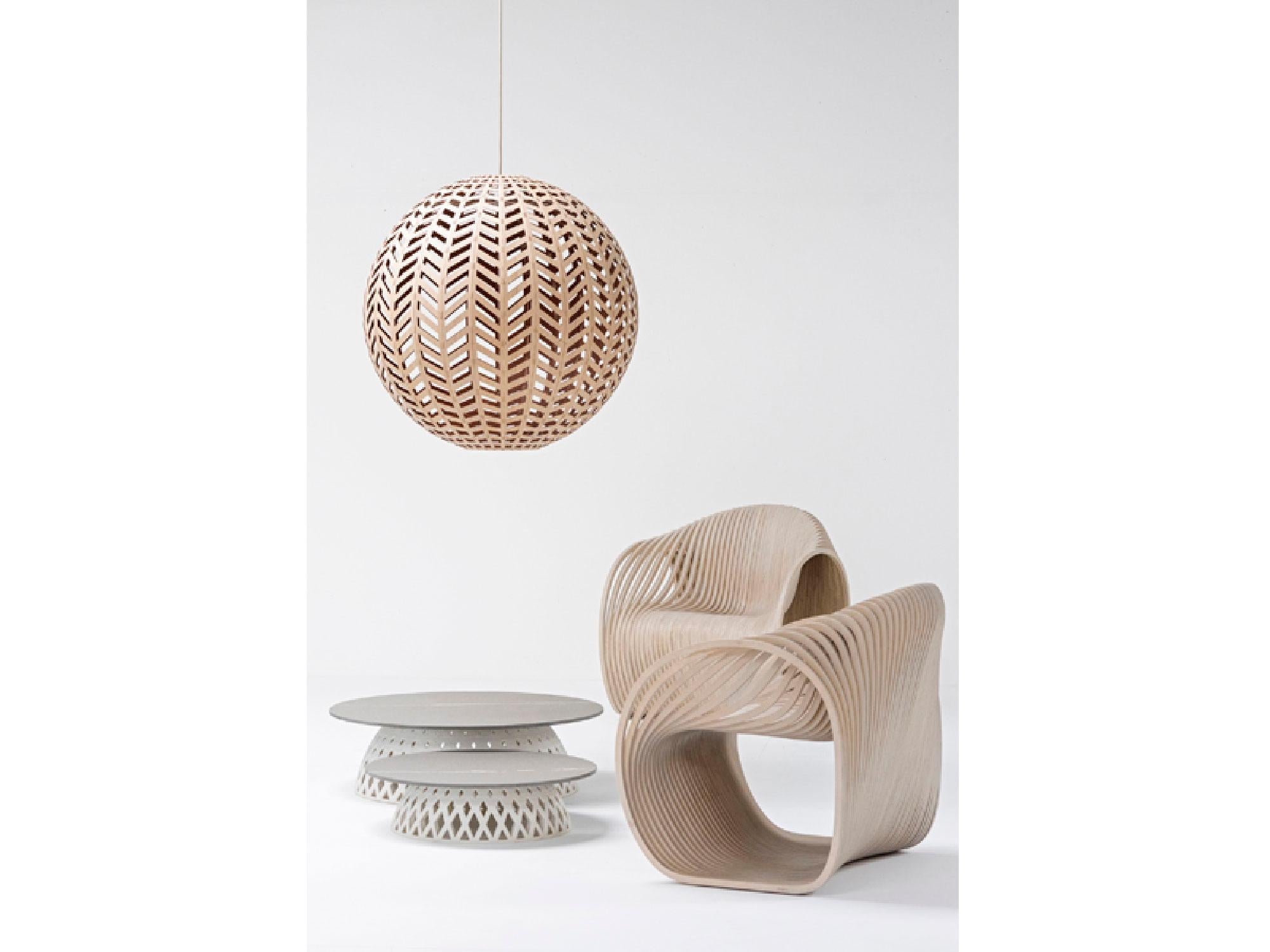 Ti presentiamo la lampada da soffitto Orb, uno splendido apparecchio di illuminazione realizzato in bambù che dona un tocco di naturale eleganza a qualsiasi spazio. Questa lampada presenta un design in bambù meticolosamente intrecciato che crea una