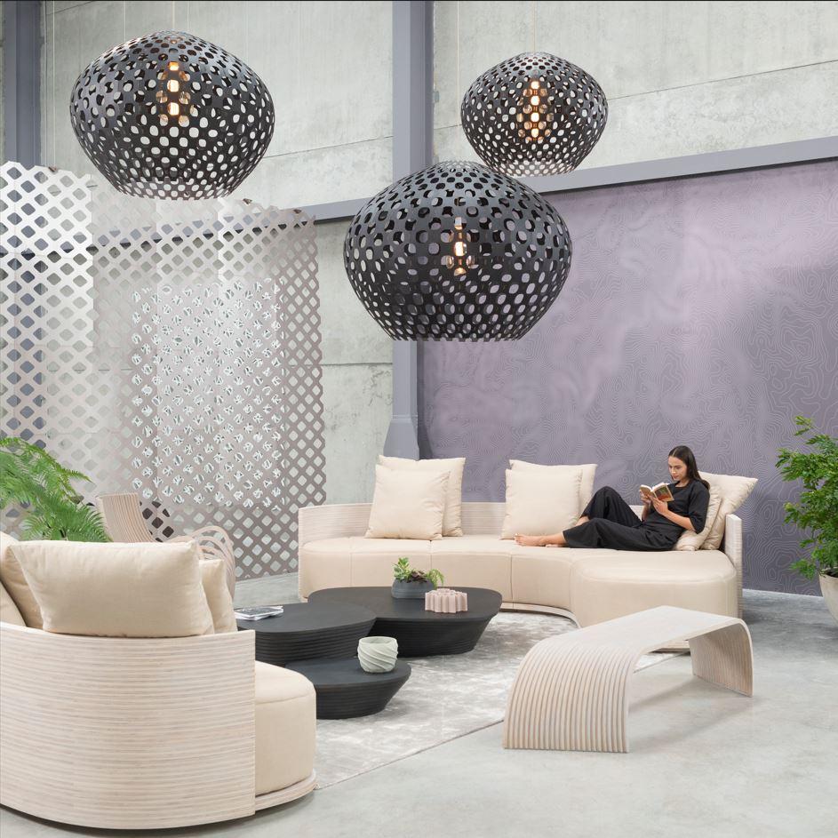 Die Panelitos Sphere XL Lampe ist vielseitig genug, um eine Vielzahl von Einrichtungsstilen zu ergänzen, von rustikal und böhmisch bis hin zu modern und minimalistisch. Ob im Wohnzimmer, im Schlafzimmer, im Essbereich oder im Eingangsbereich, diese