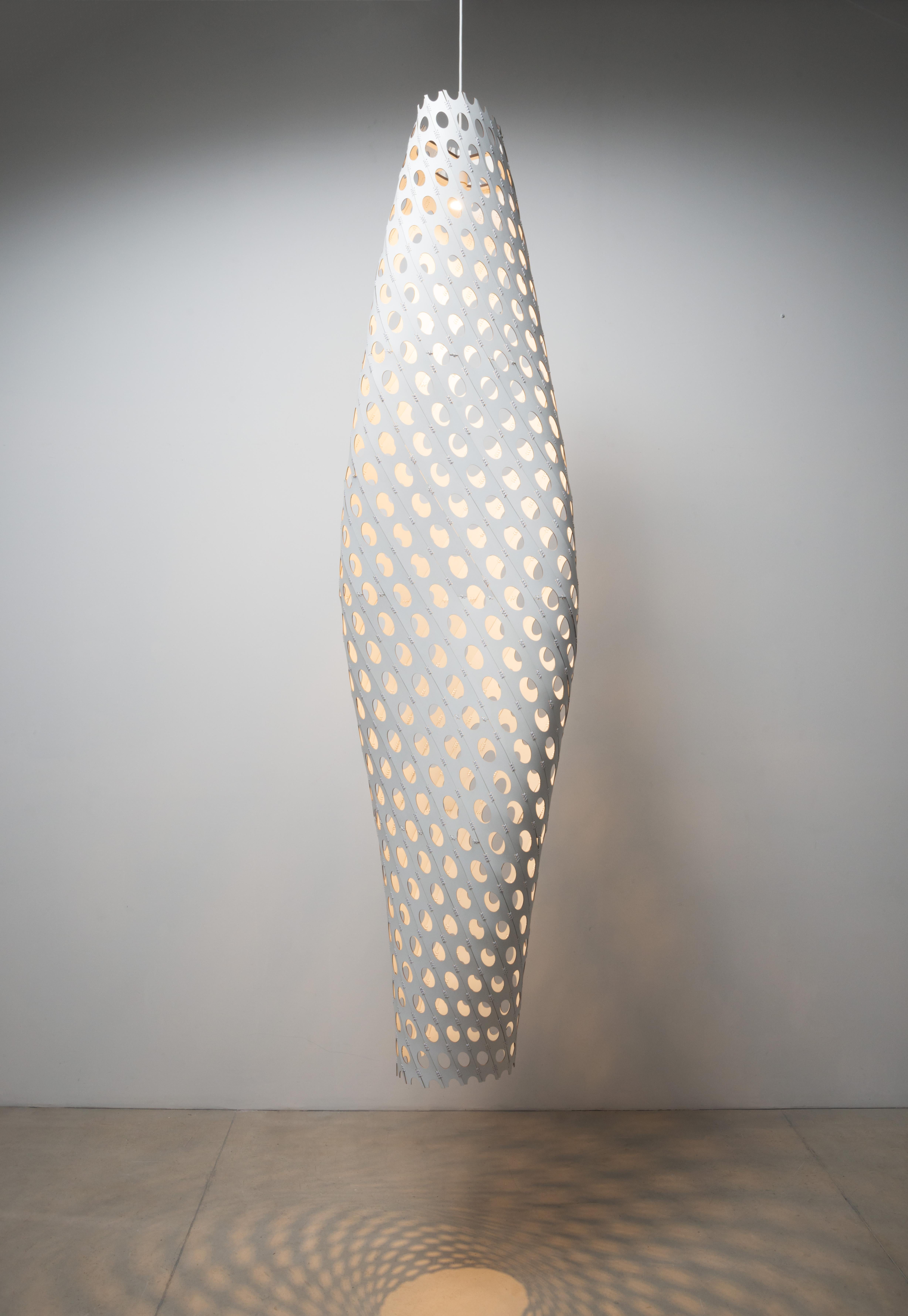 Tessuto a mano Panelitos Twisted di Piegatto, una lampada da soffitto scultorea contemporanea in vendita