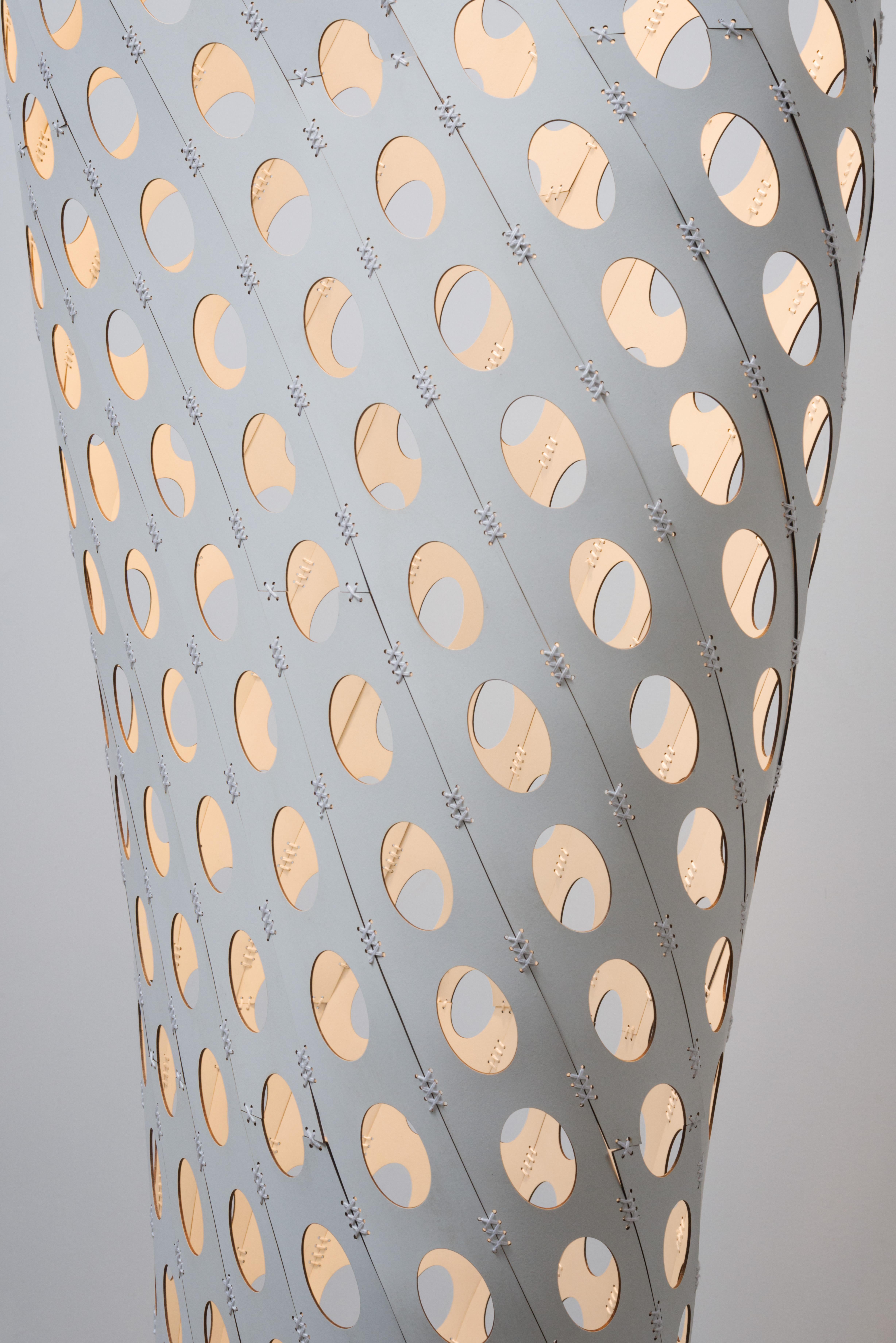 Un apparecchio di illuminazione raffinato che porta la bellezza e l'eleganza dei materiali naturali nella tua casa. Ispirata alle curve e agli intrecci organici che si trovano in natura, questa lampada da soffitto combina il fascino rustico del