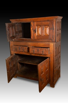 Panelled cabinet. Oak wood, iron. Navarre, 17th century.