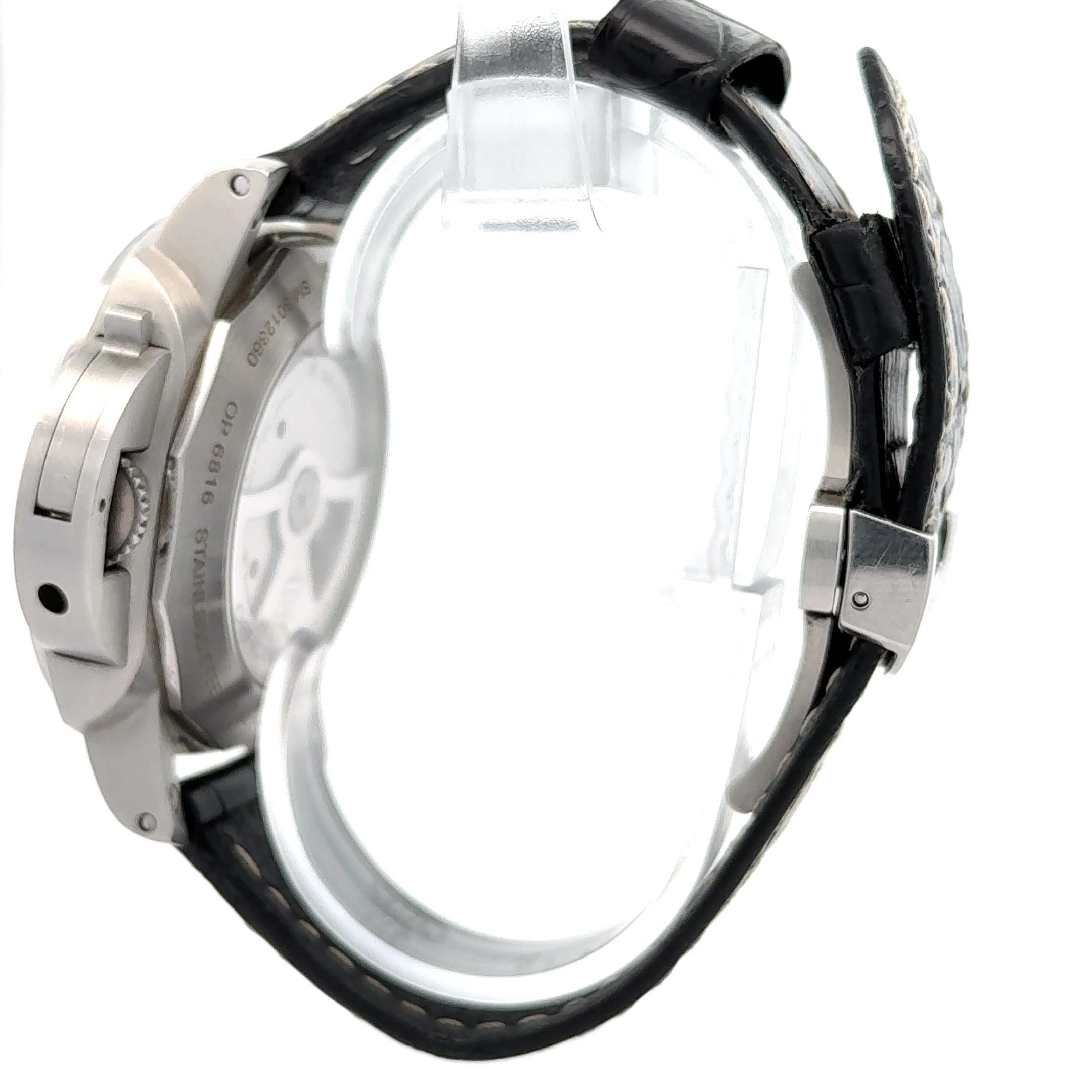Il Panerai Luminor 1950 Marina OP6816 2011 è un audace orologio in acciaio inossidabile da 44 mm che mette in mostra il caratteristico mix di tradizione militare e moderna maestria di Panerai. Alloggiato nella robusta cassa del Luminor 1950,