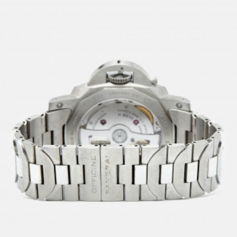 Eine zeitlose Silhouette aus hochwertigen Materialien, Präzision und Luxus machen diese Armbanduhr zur perfekten Wahl für einen raffinierten Abschluss eines jeden Looks. Es ist eine großartige Kreation, die den Alltag aufwertet.