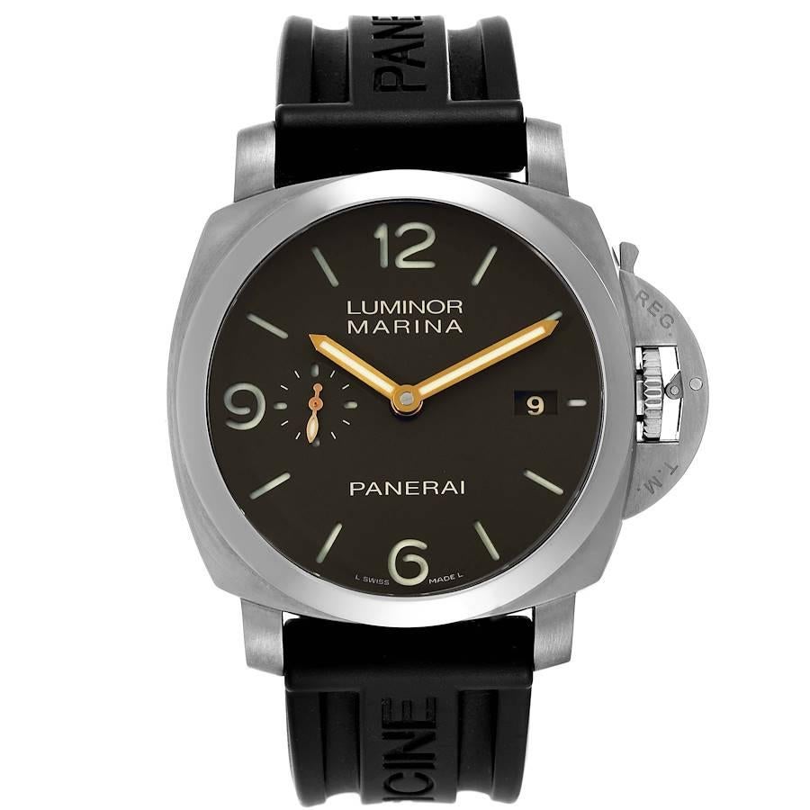 Panerai Luminor 1950 Marina 3 Days Titanio Orologio Uomo PAM00351 Scatola Documenti. Movimento automatico a carica automatica. Cassa a cuscino in titanio di 44.0 mm di diametro. Fondello da esposizione. Protezione della corona brevettata da Panerai.