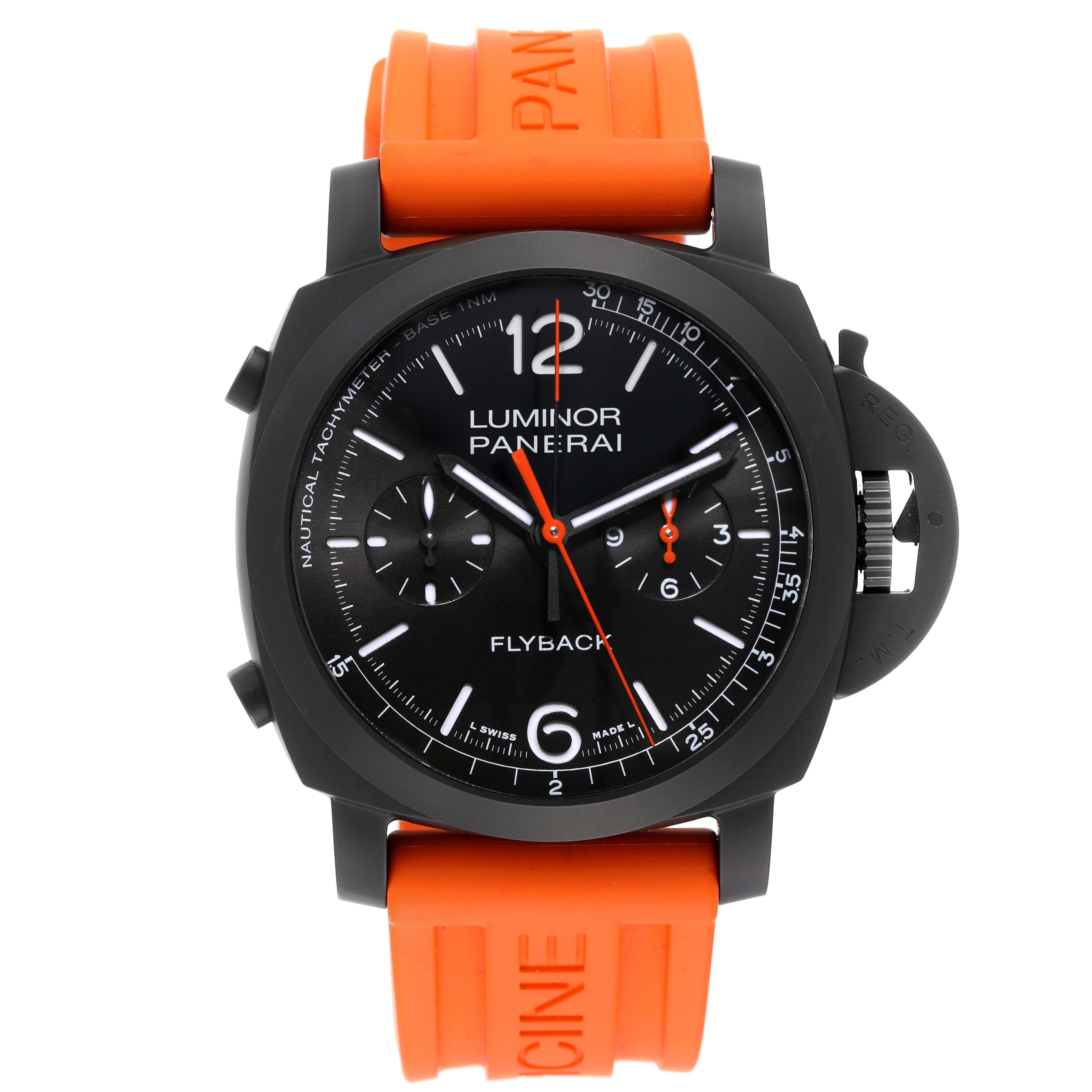 Panerai Luminor Chrono Flyback Keramik Herrenuhr PAM01298 Box Card. Automatisches Chronographenwerk mit Selbstaufzug. Flyback-Chronographenfunktion. Zweiteiliges, kissenförmiges Gehäuse aus schwarzer Keramik mit einem Durchmesser von 44,0 mm.
