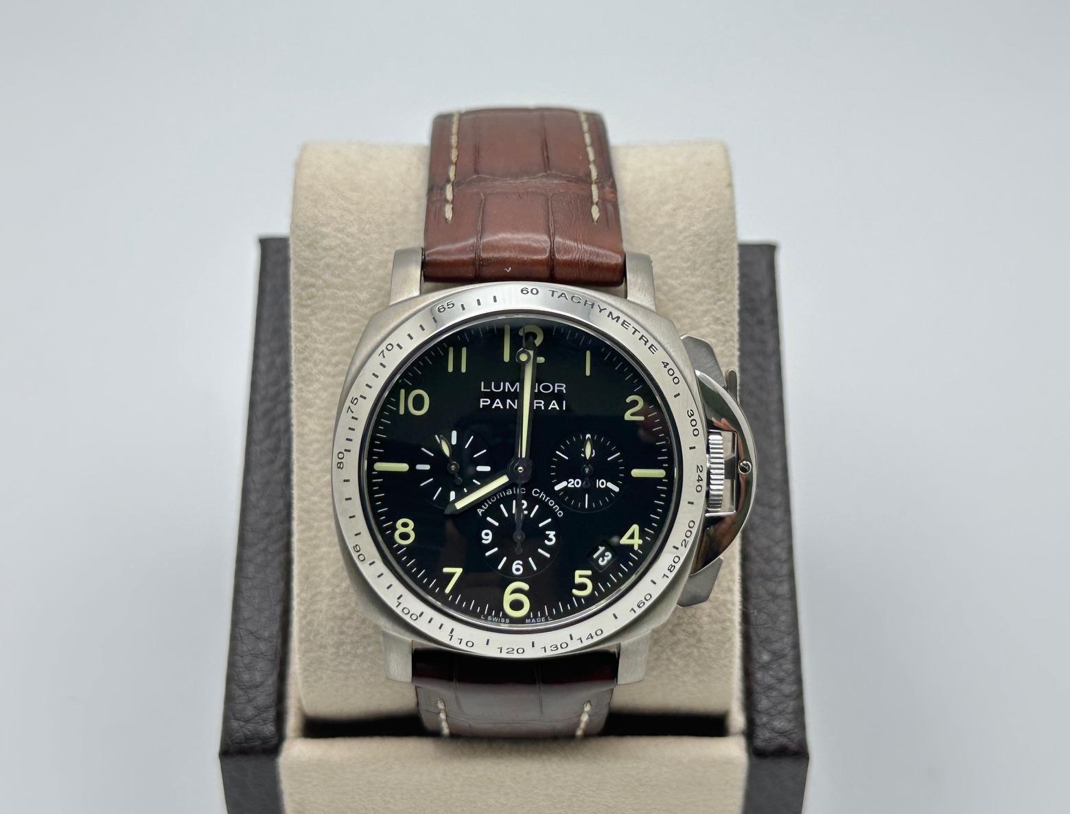 Numéro de style : PAM00072 / PAM 72

 

Modèle : Panerai Luminor Chronograph

 

Matériau du boîtier : Titane

 

Bracelet : Cuir marron

 

Lunette : Titane 

 

Cadran : Noir

 

Cristal : cristal saphir

 

Taille du boîtier : 40 mm

 

Comprend