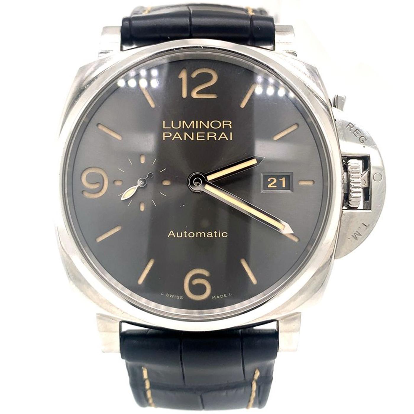La montre Panerai Luminor Due PAM00943 est une montre automatique logée dans un boîtier en acier poli de 45 mm avec une lunette en acier assortie montée sur le dessus. Il renferme un cadran anthracite brossé soleil. Protégé par un verre saphir, le