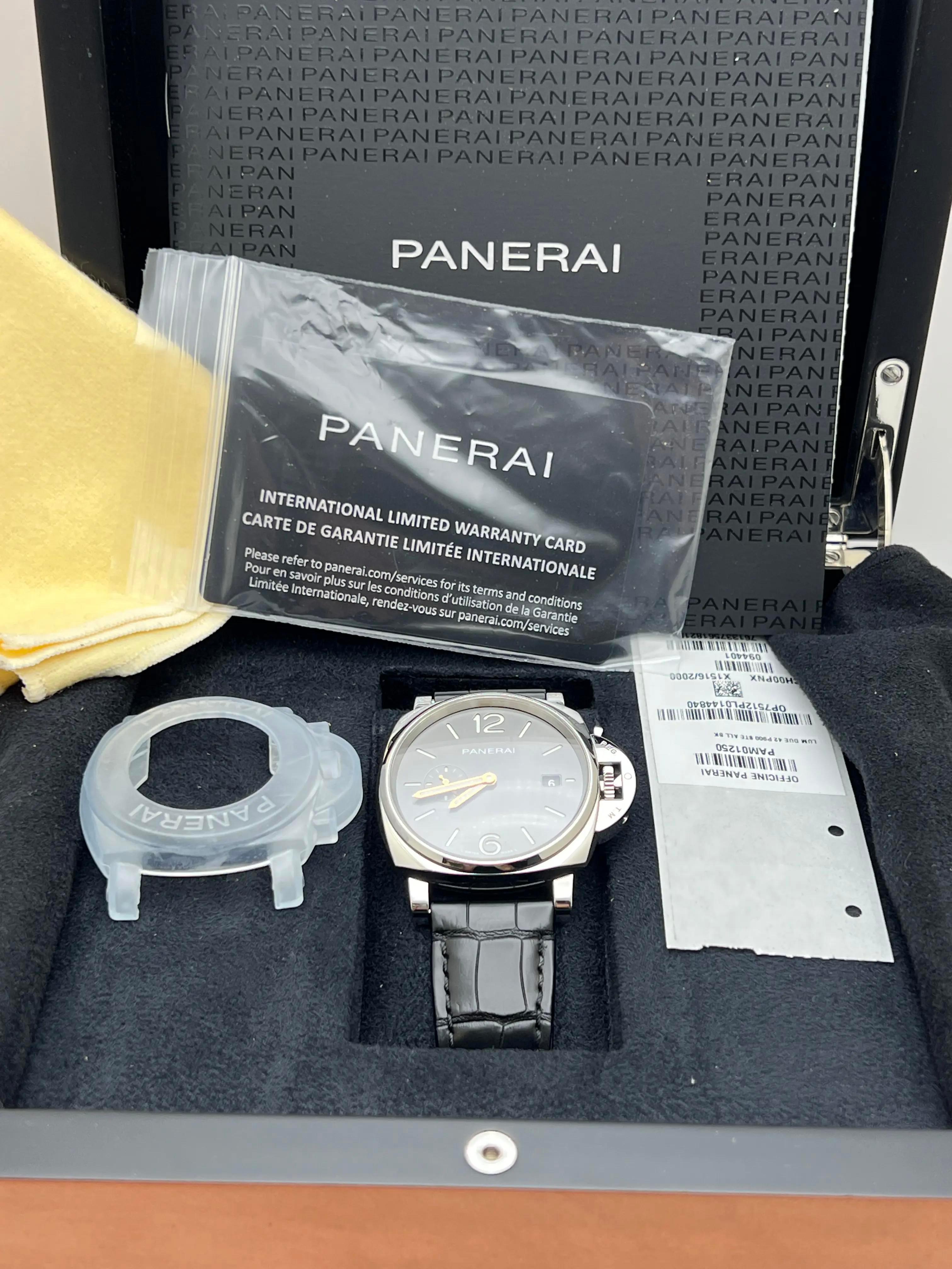 Panerai Luminor Due Modell PAM01250, 42-mm-Edelstahlgehäuse mit schwarzem Alligatorlederband und Dornschließe. Feste, glatte Lünette aus Edelstahl. Anthrazitfarbenes Zifferblatt mit Leuchtzeigern und Indexen aus Roségold. Arabische Ziffern befinden