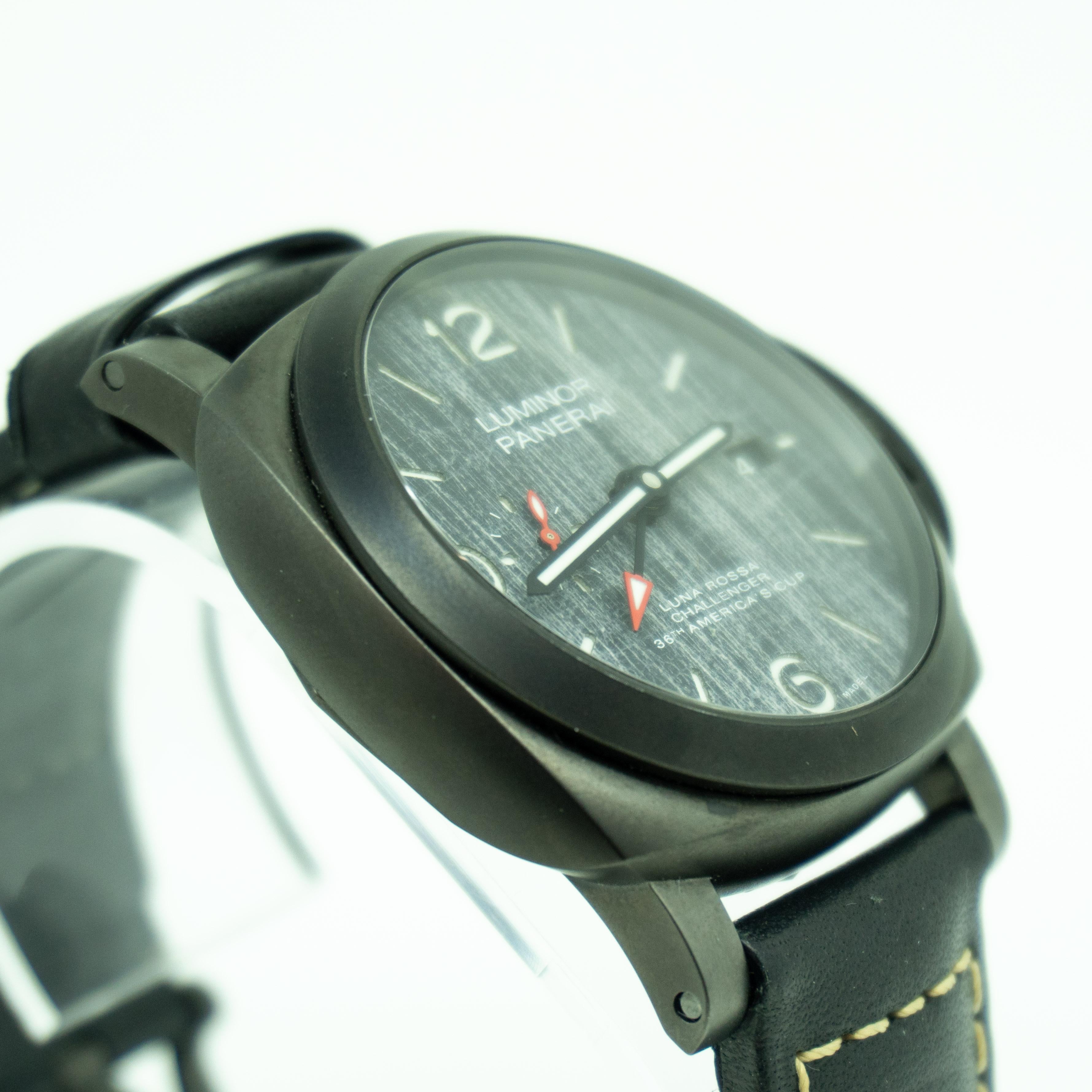 Boîtier en titane DLC noir et bracelet en cuir noir.
Lunette fixe en titane DLC noir.
Cadran gris avec aiguilles et index lumineux noirs.
Des chiffres arabes marquent les positions 6, 9 et 12 heures.
Affichage de la date à la position 3