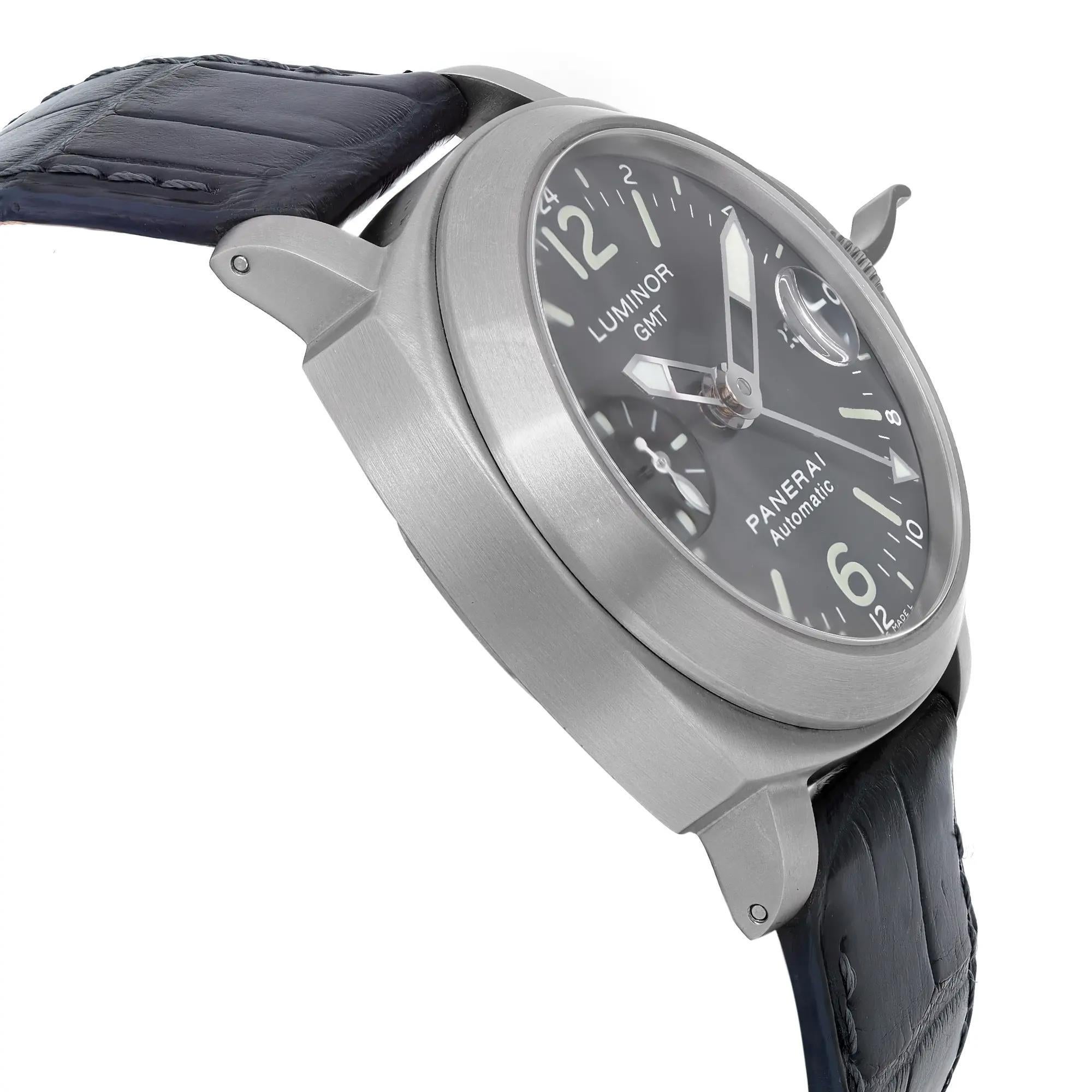 Panerai Luminor GMT 44mm Titanium Gray Dial Automatic Mens Watch PAM00089 In Fair Condition In New York, NY
