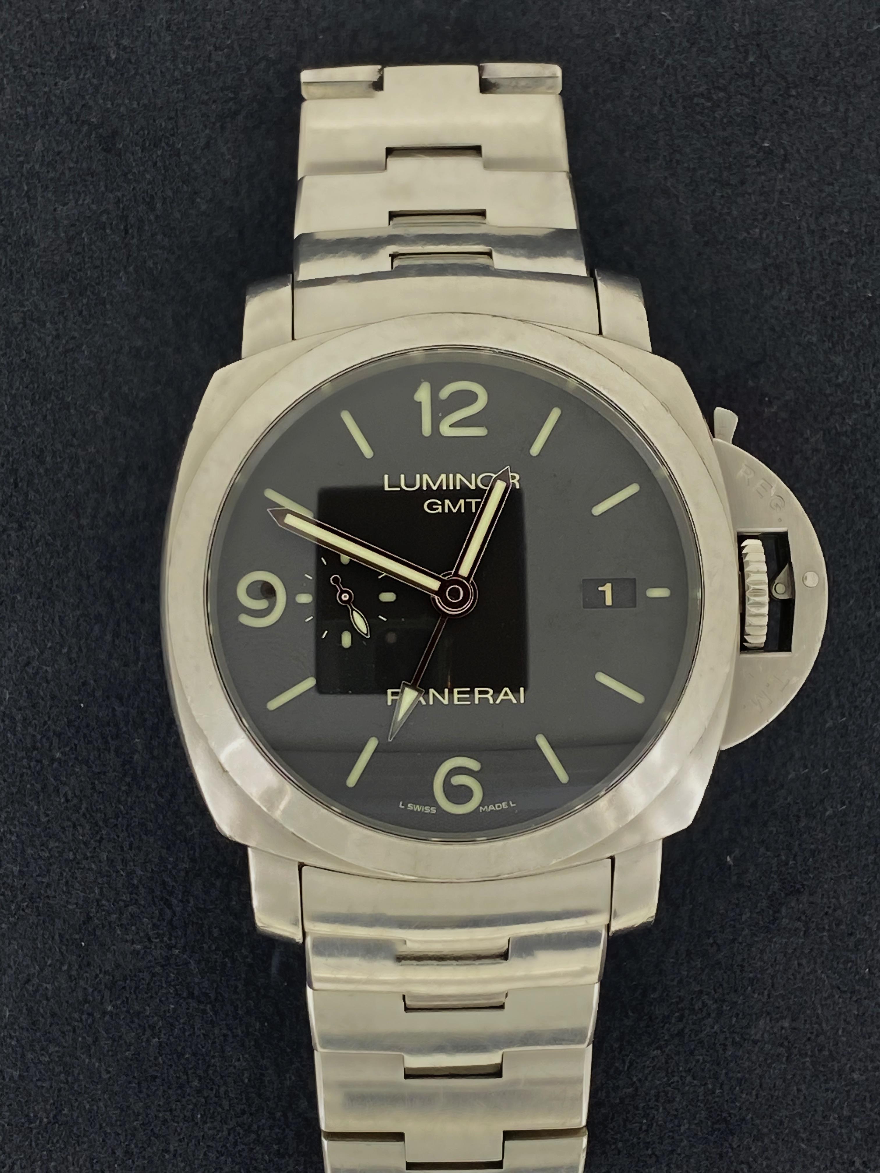 Este fino y raro reloj de pulsera Panerai Luminor GMT de 3 días para caballero de circa 2015 presenta:

- Movimiento automático de 29 rubíes, calibre P.9001, con reserva de marcha de 3 días - 72 horas 

- Caja de acero inoxidable de 44 mm en forma