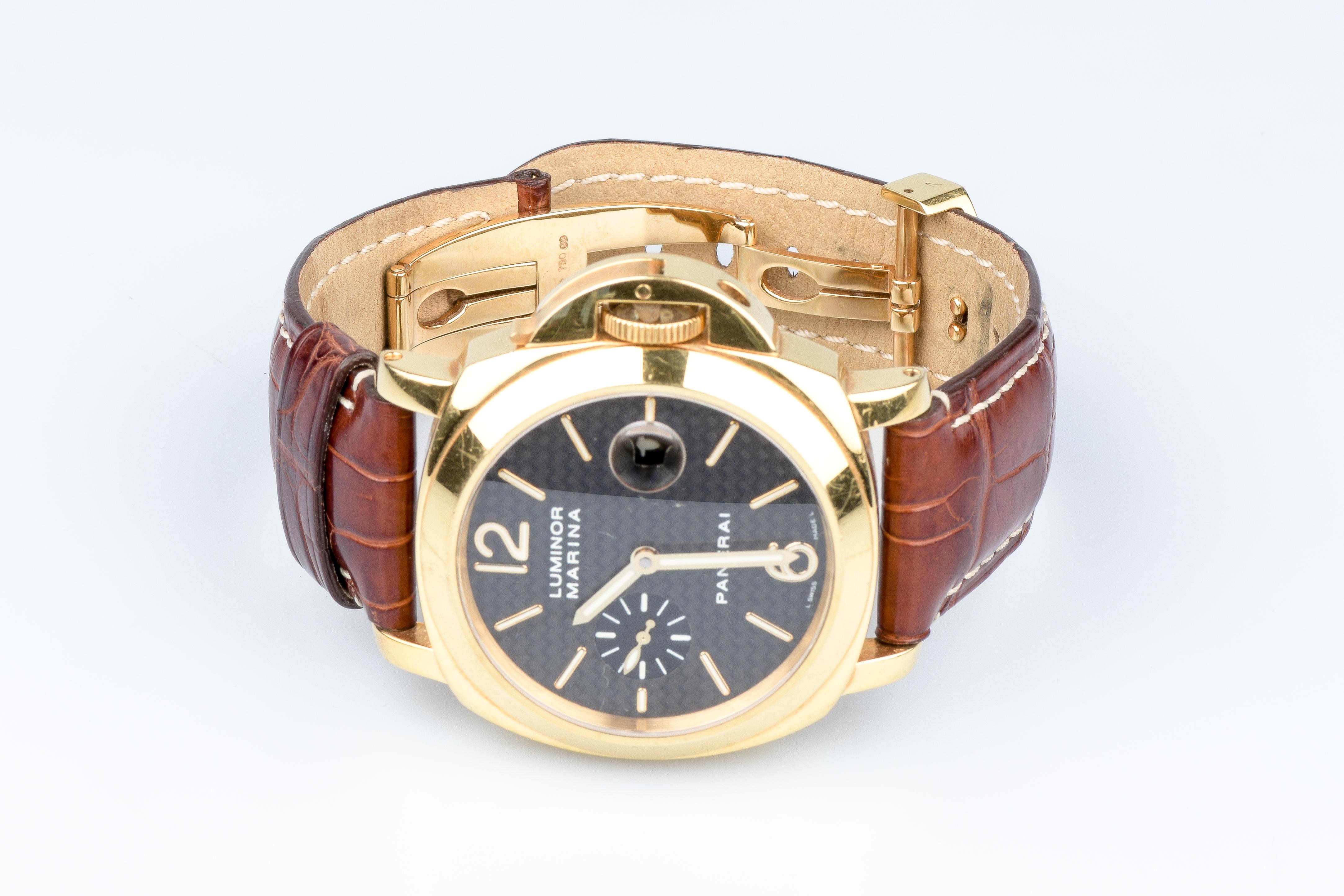 Panerai Luminor Marina 18 carat yellow gold watch designed with a leather bracelet and black dial.

Dimension of the case : 44 mm

Mouvement : Automatic mouvement

Year of manufacture : 2002

Condition : Like new

Secure and express delivery within