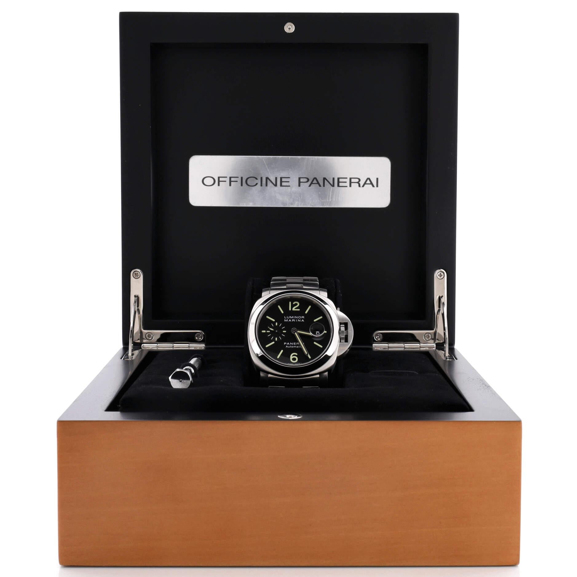 Condition: Very good. Moderate scratches and wear throughout. Wear and scratches on case and bracelet.
Accessories: Box, Instruction Booklet
Measurements: Case Size/Width: 44mm, Watch Height: 16mm, Band Width: 24mm, Wrist circumference: