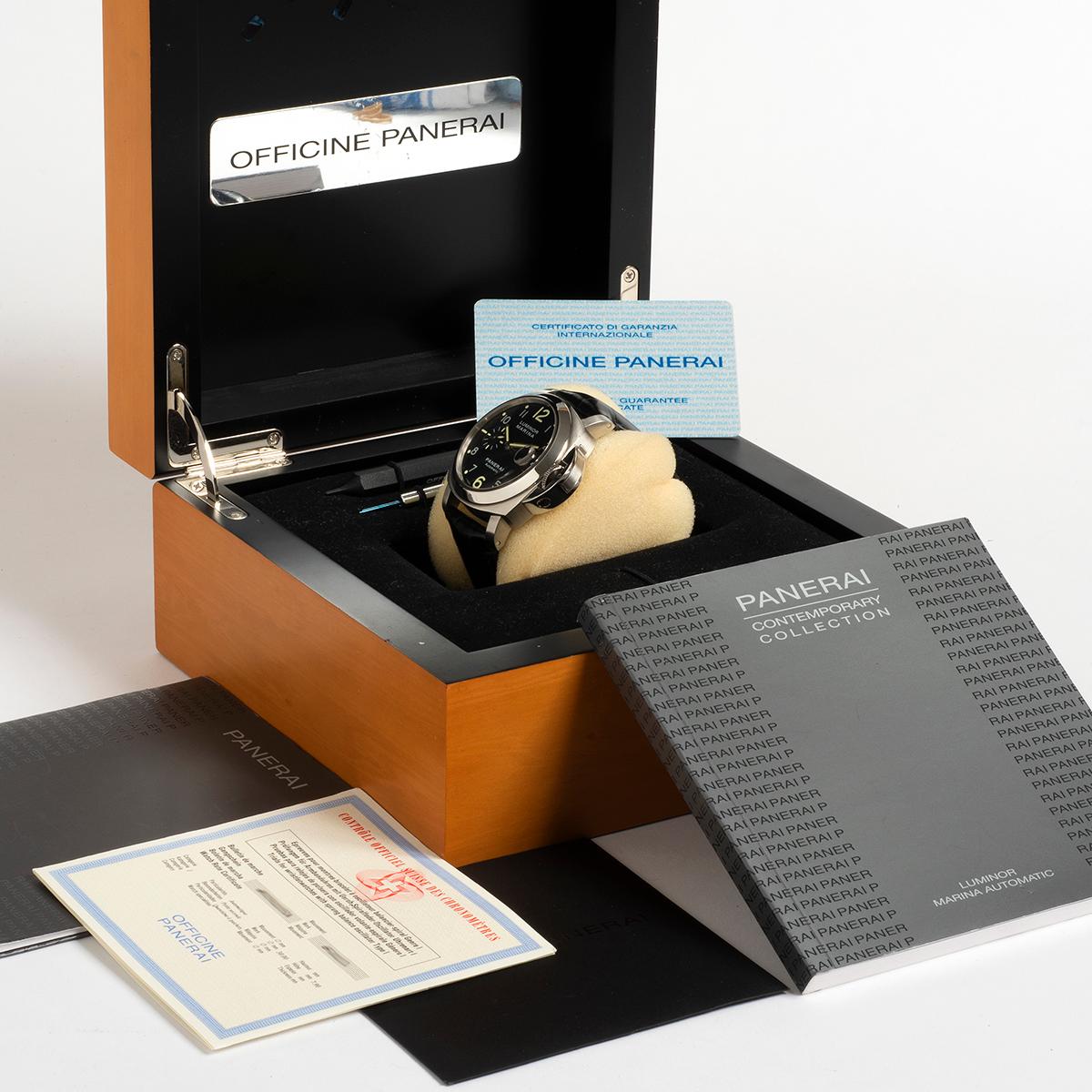 Il nostro classico Panerai Luminor automatico (ref OP6763 / PAM00164) ha una cassa in acciaio inossidabile da 44 mm, è uno dei 1800 esemplari di questa produzione e si presenta in condizioni eccellenti con solo leggeri segni d'uso. Sono inclusi la
