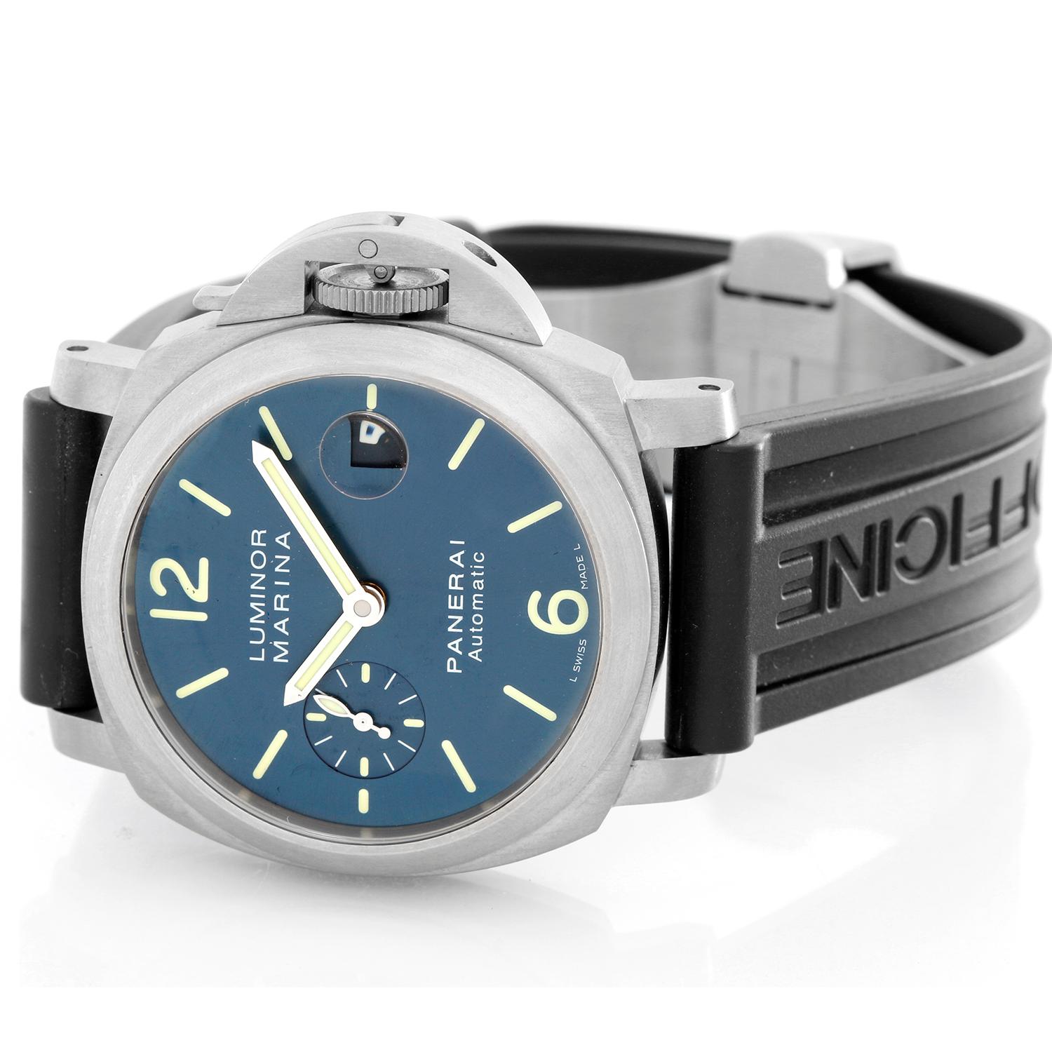 Panerai Luminor Marina Men's Titanium PAM 282 - Automatic winding. Titanium case ( 40 mm ). Rare blue dial with stick hour markers and subdial at 9 o'clock and date at 3 o'clock. Rubber strap band with Titanium double deployant clasp. Pre-owned with