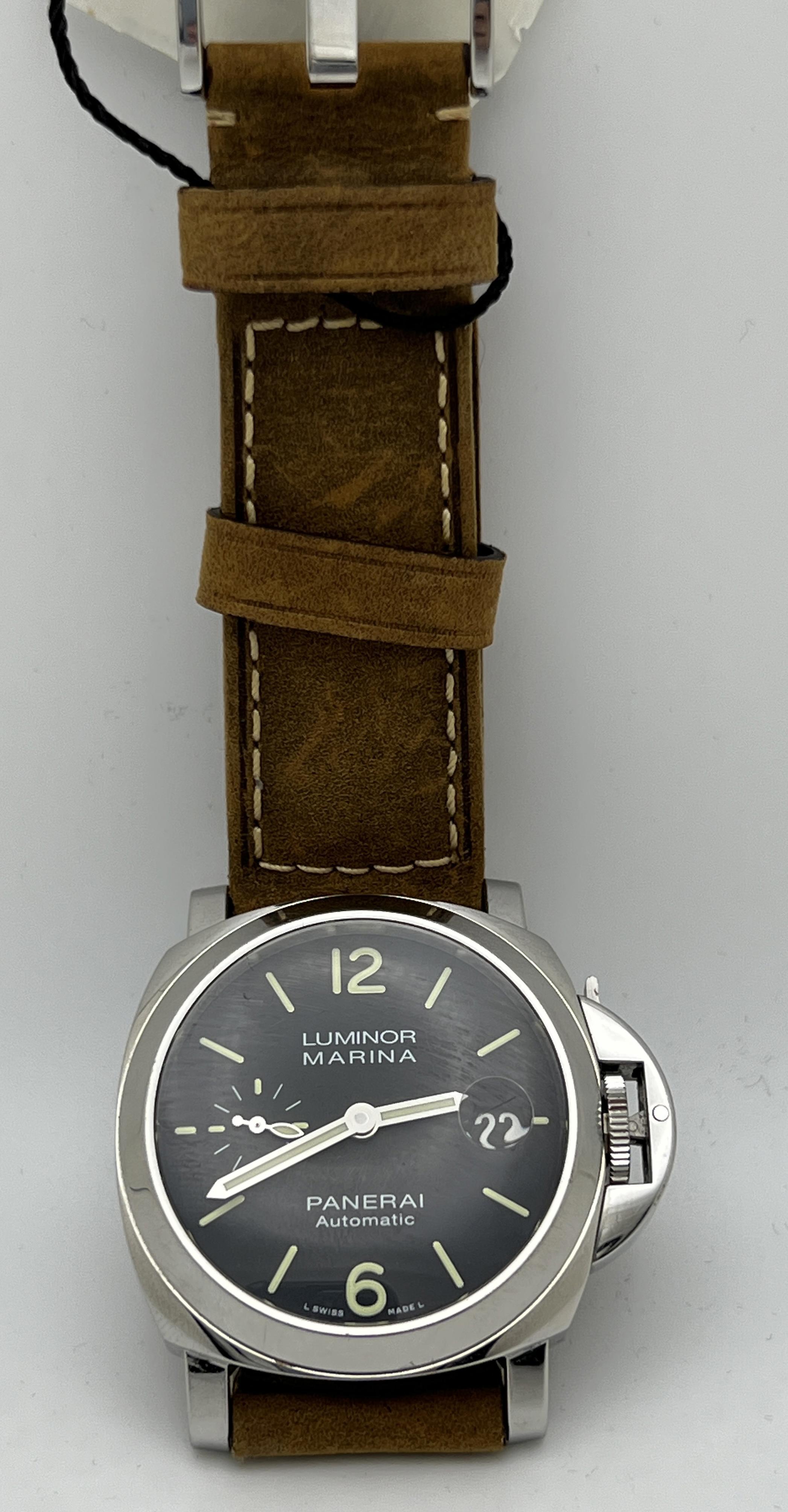 El Panerai Luminor Marina PAM01048 es un ejemplo robusto y atemporal del distintivo lenguaje de diseño de Panerai. Alojado en una caja de acero inoxidable de 40 mm, presenta el característico puente protector de la corona de la marca y un perfil en