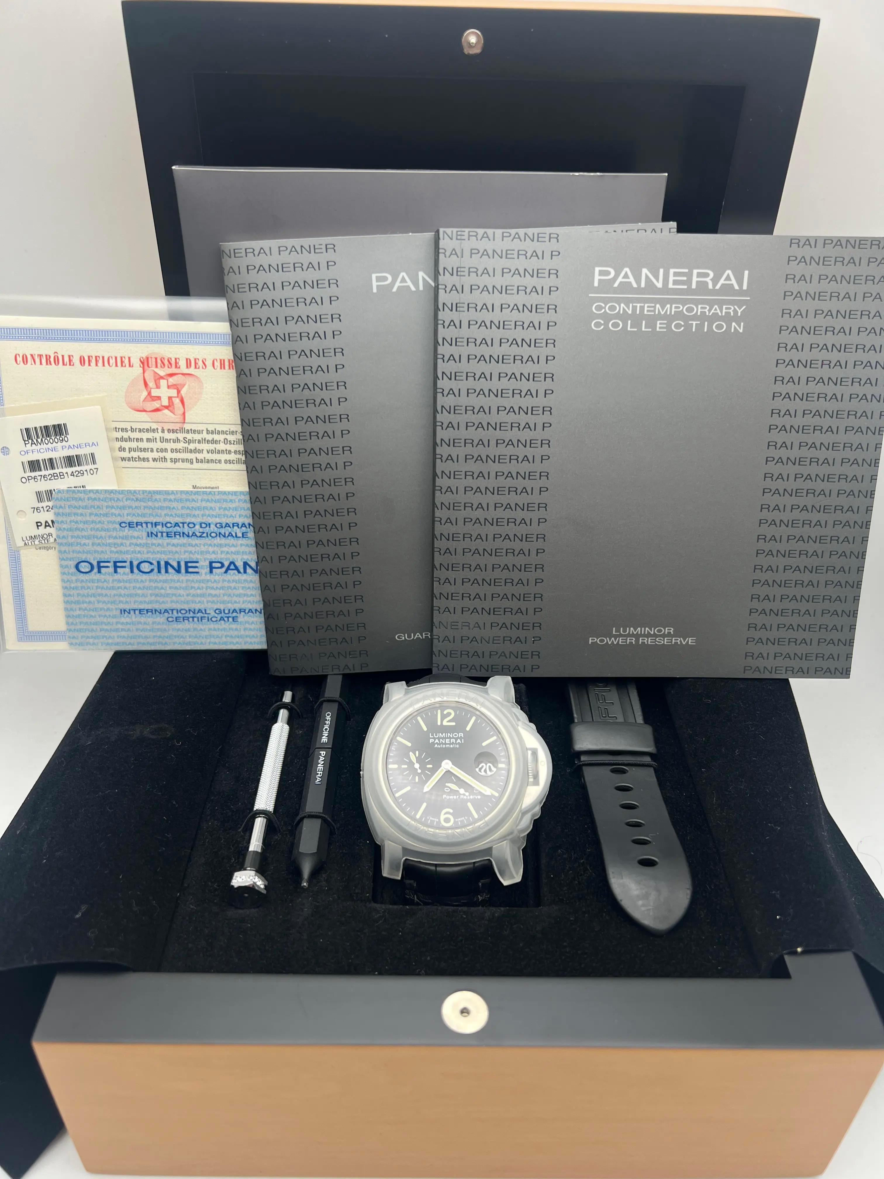 Panerai Luminor Marina Power Reserve, Referenz PAM00090, ein ikonischer Zeitmesser, der schlichte Eleganz verkörpert. Diese Uhr verfügt über ein robustes 44-mm-Edelstahlgehäuse mit dem charakteristischen Kronenschutz von Panerai. Das schwarze